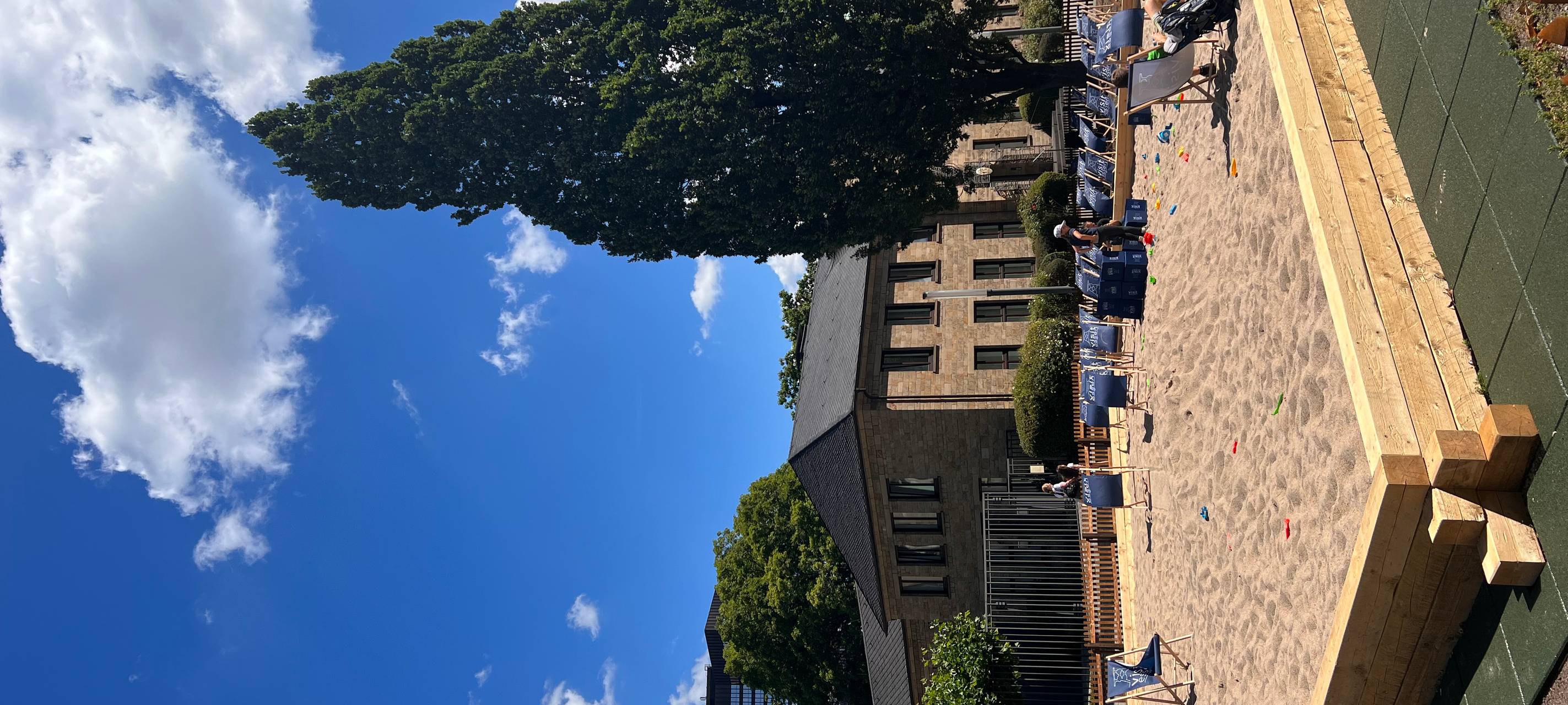 Essen: XXL-Sandkasten auf dem Burgplatz