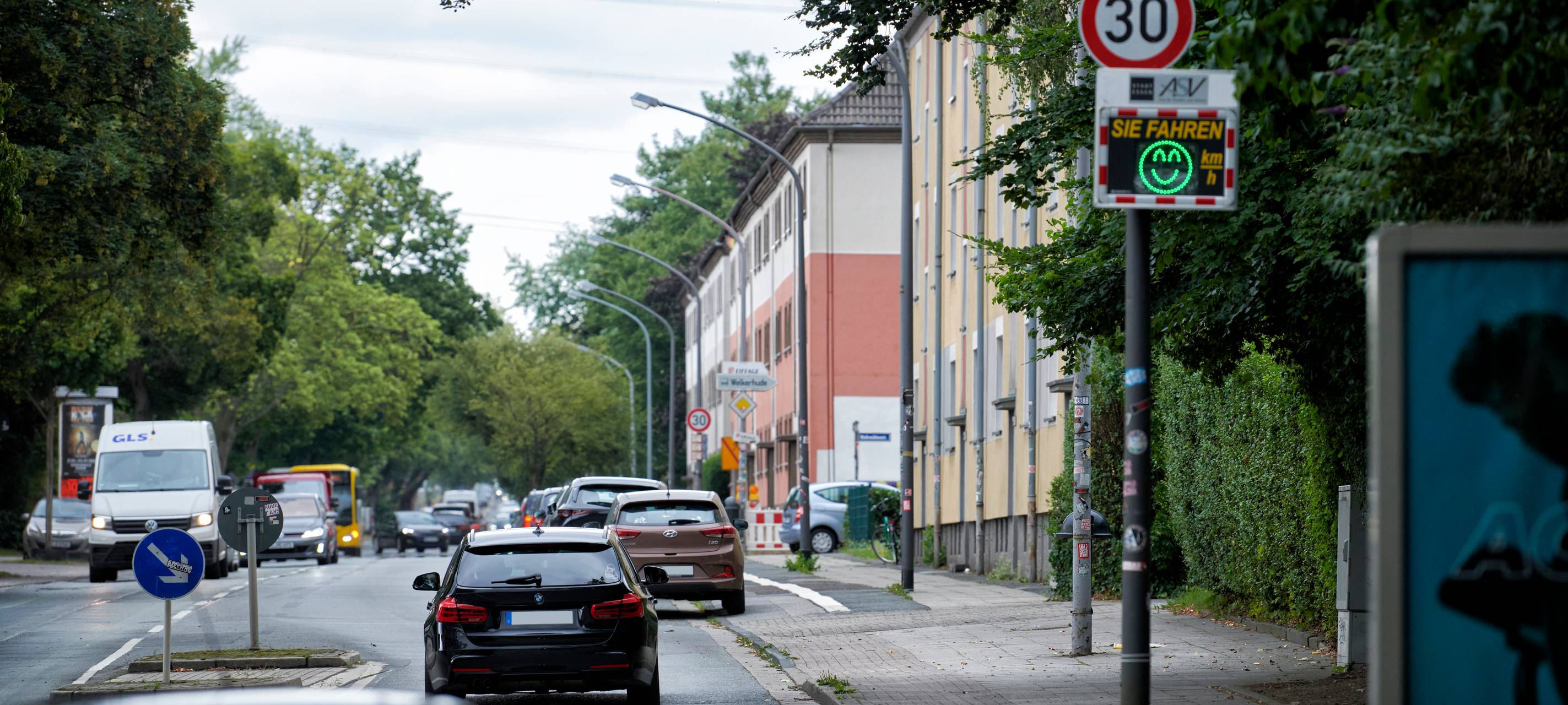 Tafel für Geschwindigkeitsanzeige auf der Vogelheimer Straße in Essen 2022