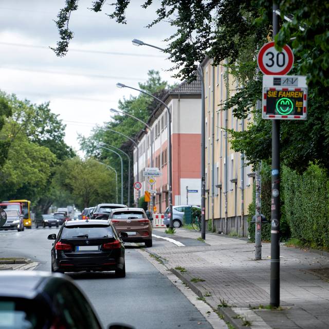 Tafel für Geschwindigkeitsanzeige auf der Vogelheimer Straße in Essen 2022