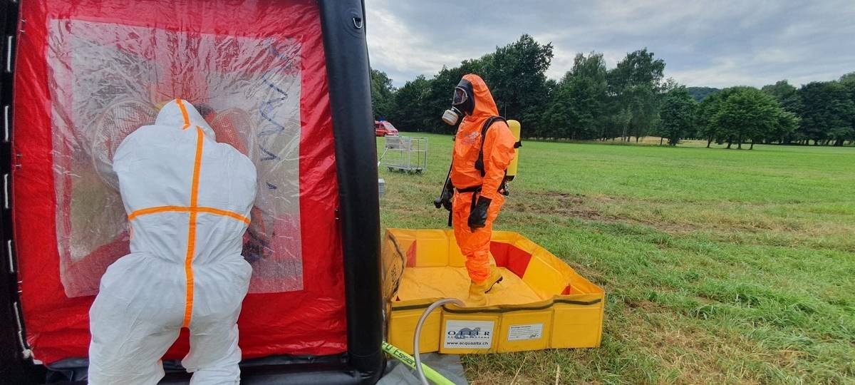 abc_gift-vergiftung-dekontaminierung-feuerwehr-radio-essen-atemschutz-aetzend-saeure-lauge