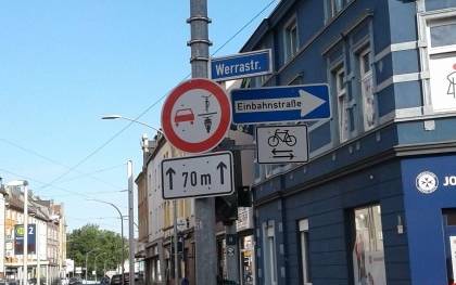 Neues Verkehrsschild auf der Rellinghauser Straße in Essen-Bergerhausen 2022