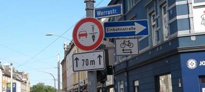 Neues Verkehrsschild auf der Rellinghauser Straße in Essen-Bergerhausen 2022