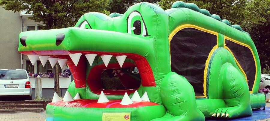 Ein acht Meter langes Krokodil steht in Essen.