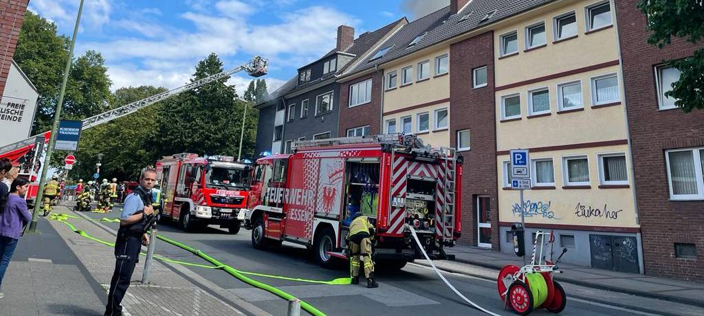Essen: Brand in Mehrfamilienhaus