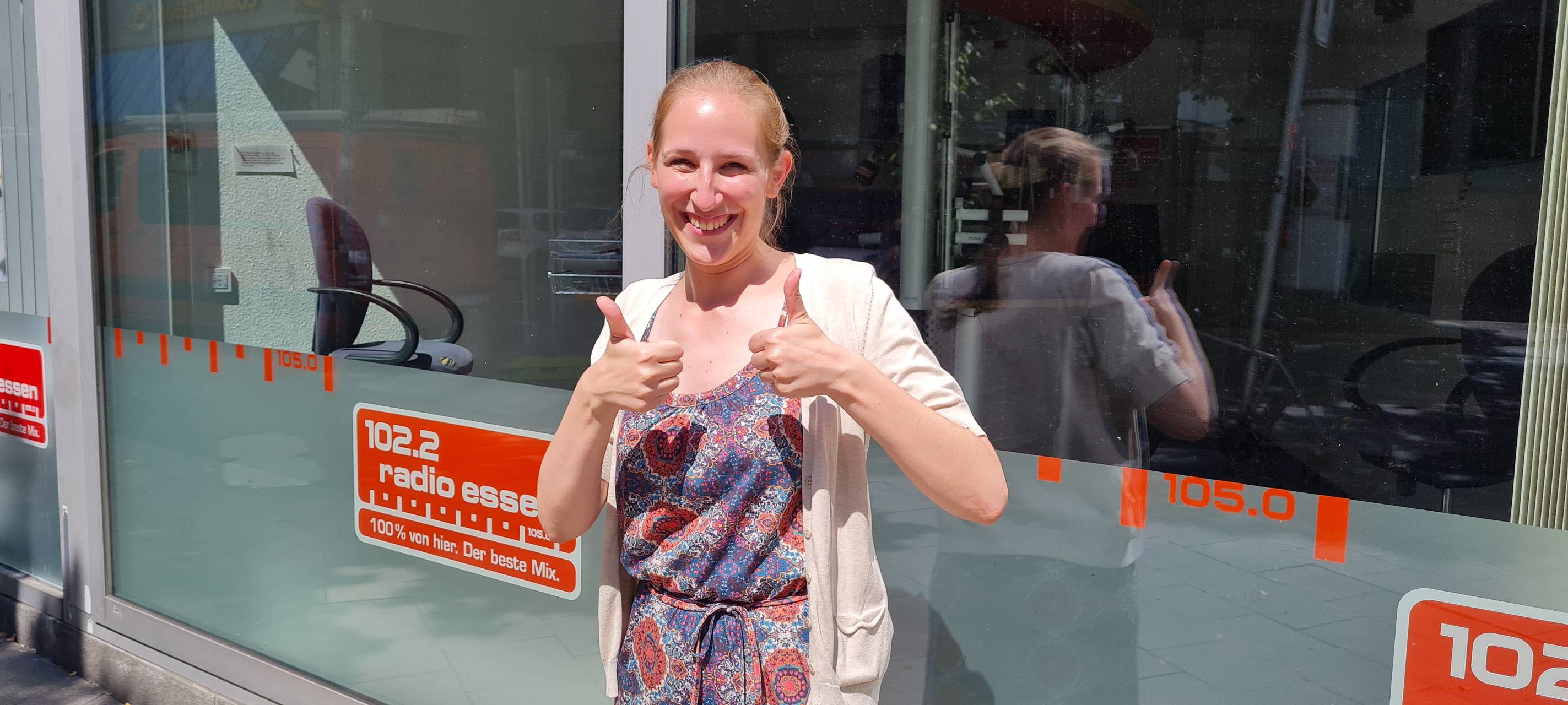 Radio Essen-Moderatorin Larissa Schmitz vor dem Studio