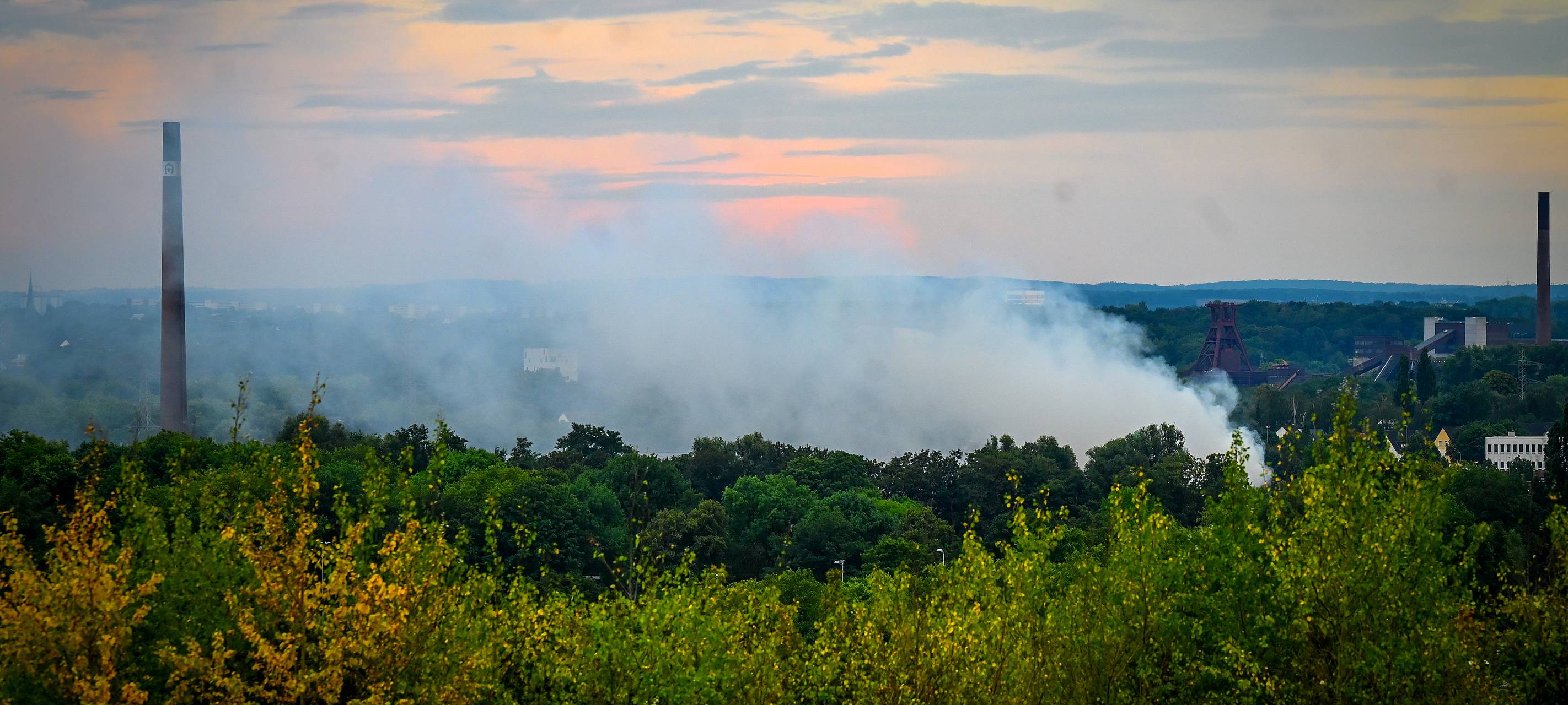 Großbrand in Lagerhalle mit Müll in Essen-Katernberg 2022