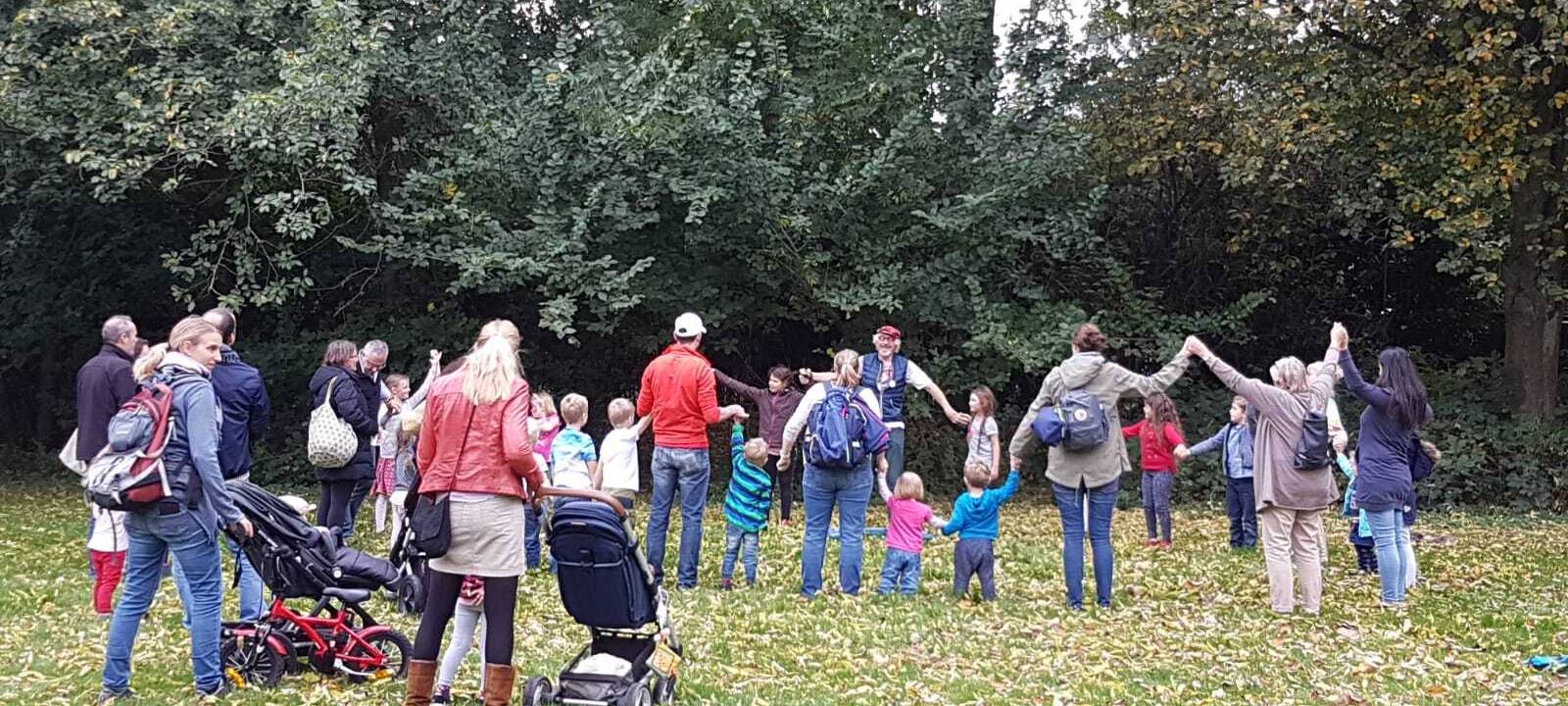 Essen: Lachyoga-Trainer vertreibt schlechte Laune