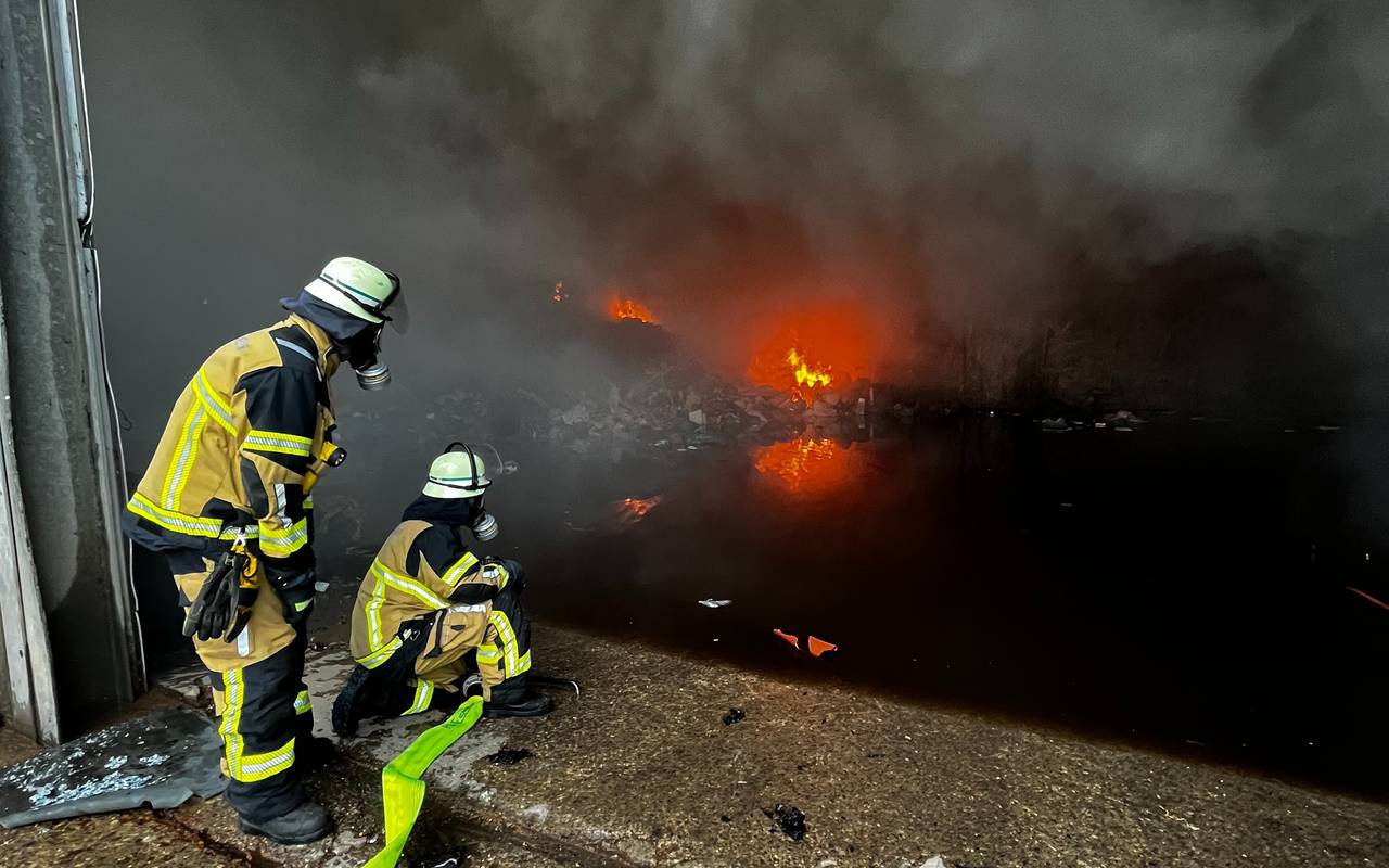 Feuer in einer Lagerhalle mit Müll in Essen-Katernberg 2022