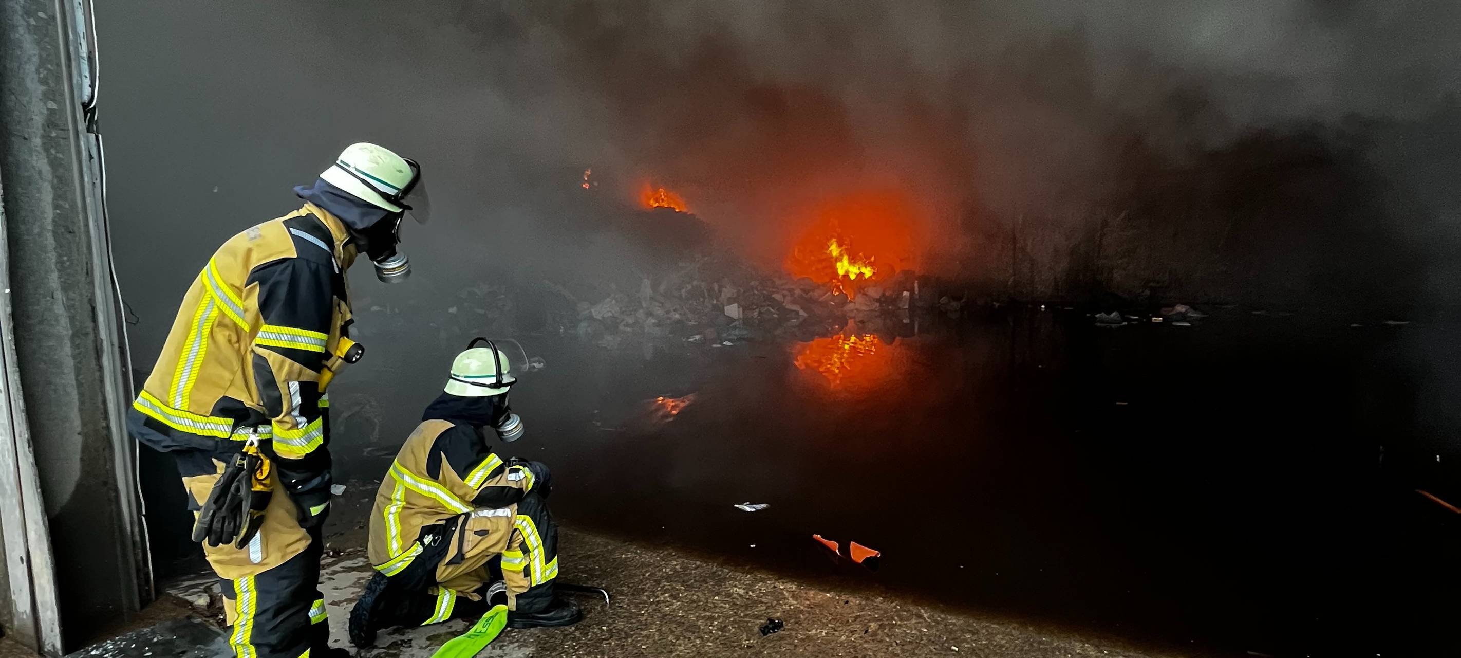 Feuer in einer Lagerhalle mit Müll in Essen-Katernberg 2022