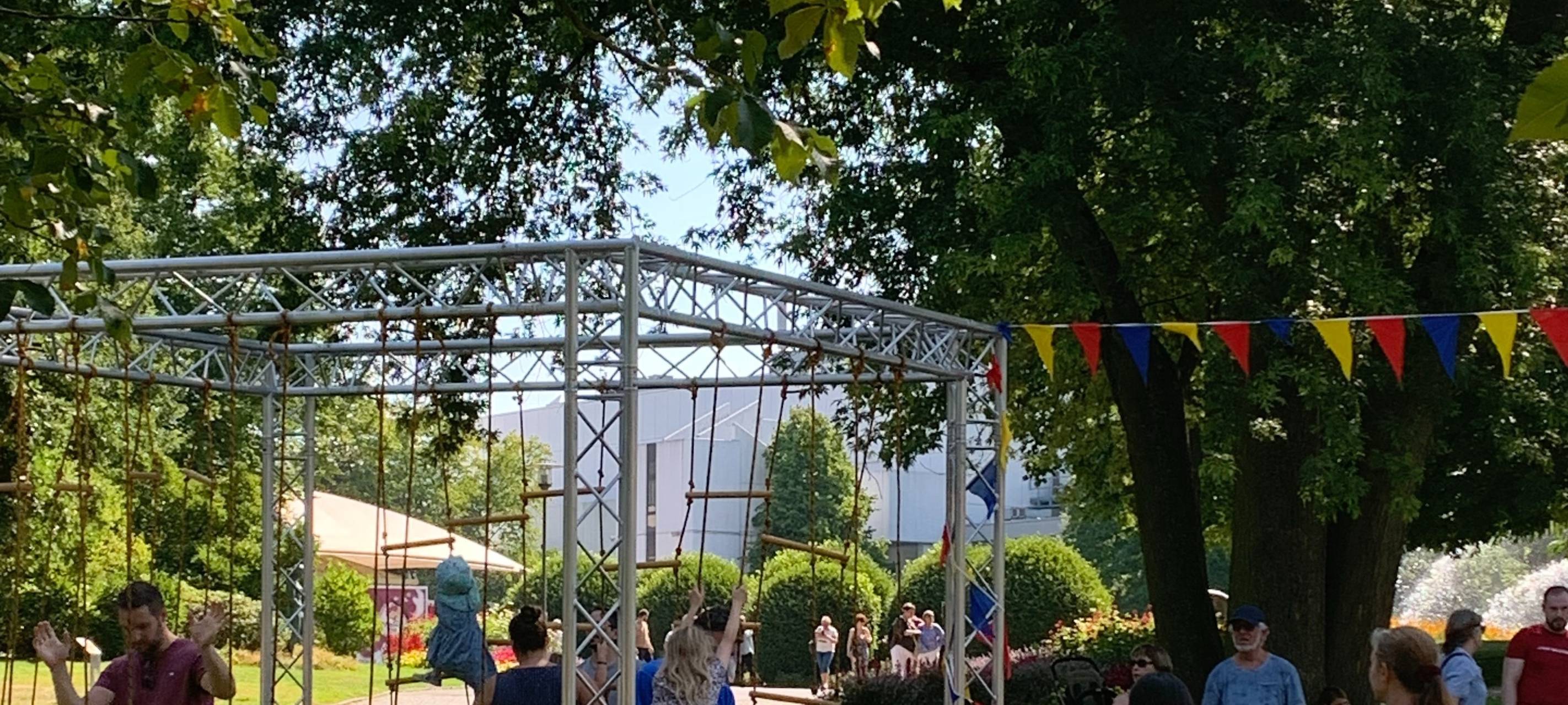 Buntes Fest im Grugapark in Essen