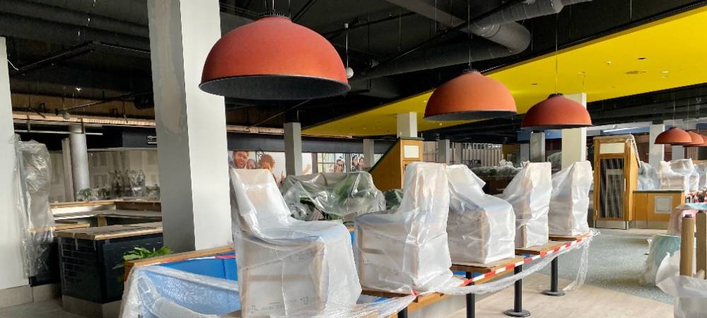 Die blau gepolsterten Bänke und Stühle in der neuen Gastronomie-Zone sind noch foliert.