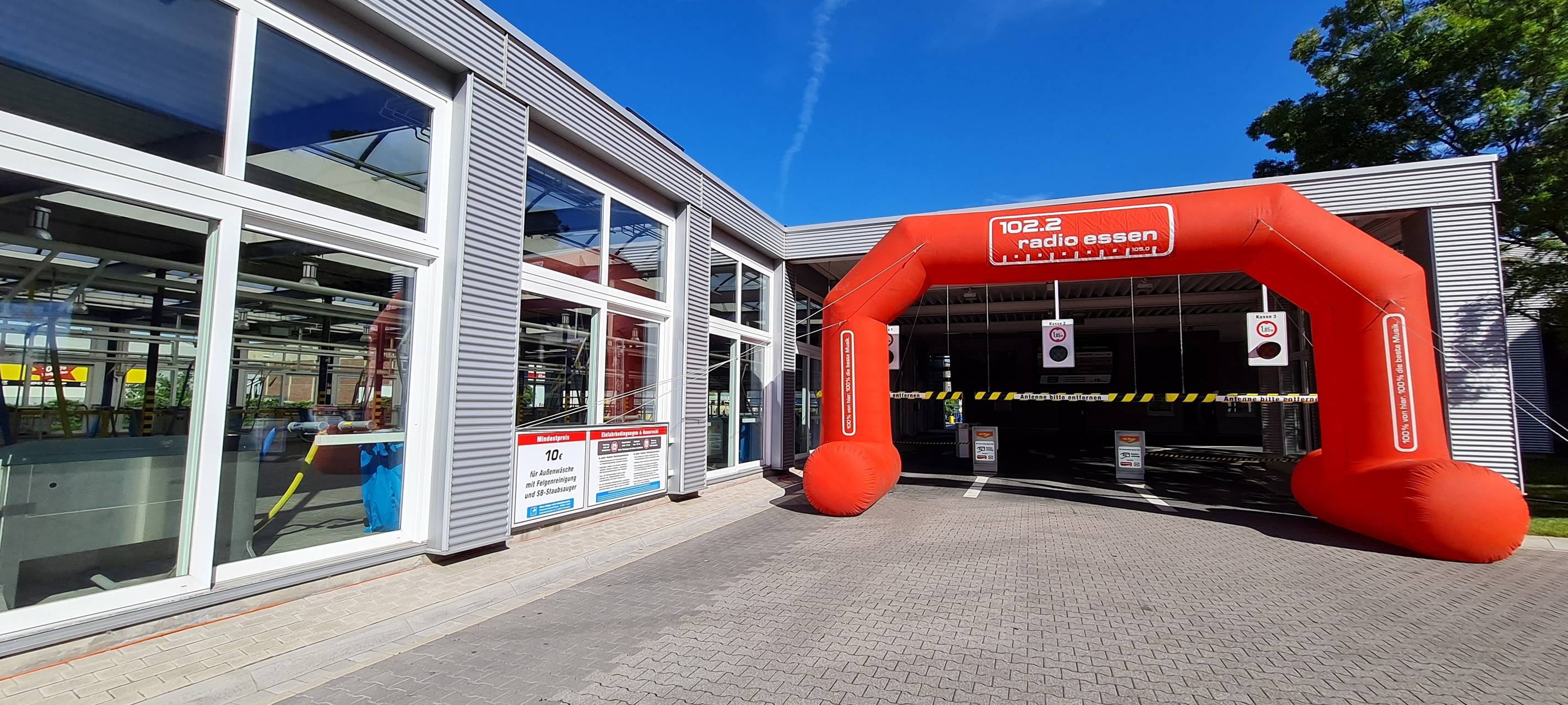 Radio Essen-Verkehrsmeldertag mit großen roten Torbogen