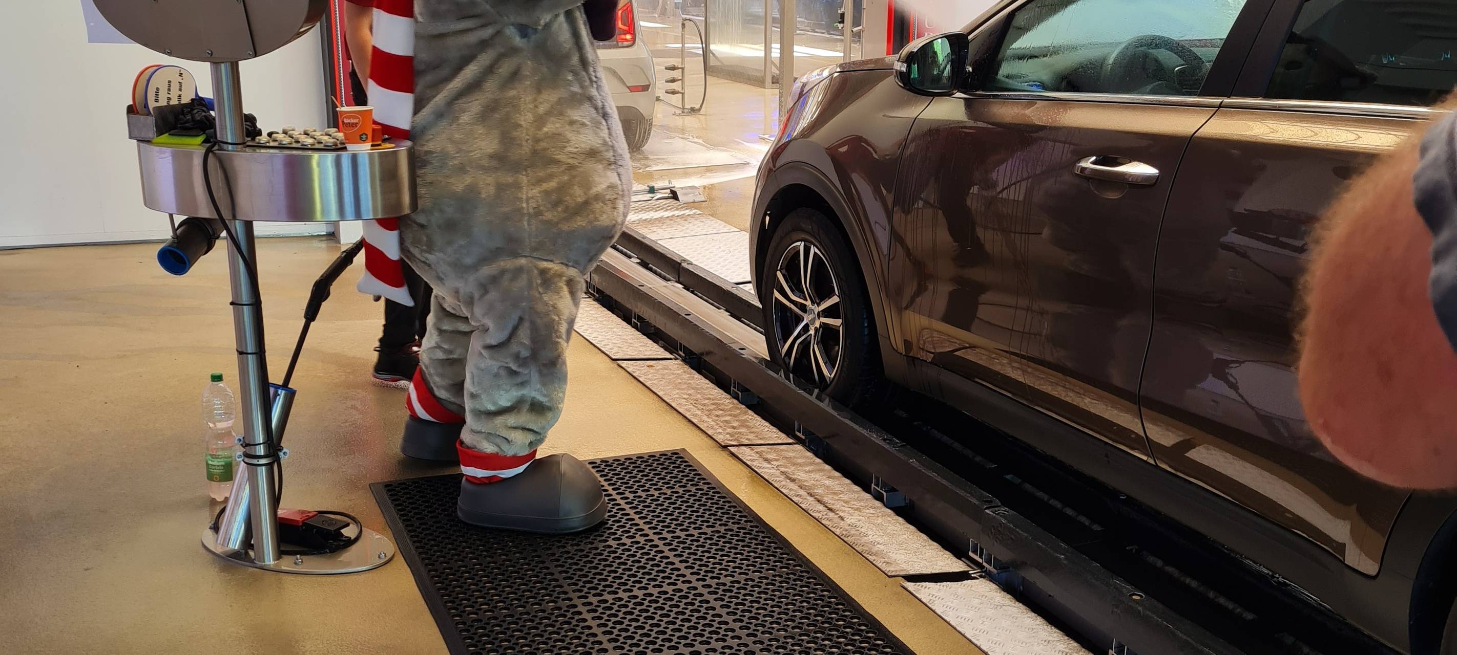 Elch Emil wäscht die Autos beim Radio Essen-Verkehrsmeldertag