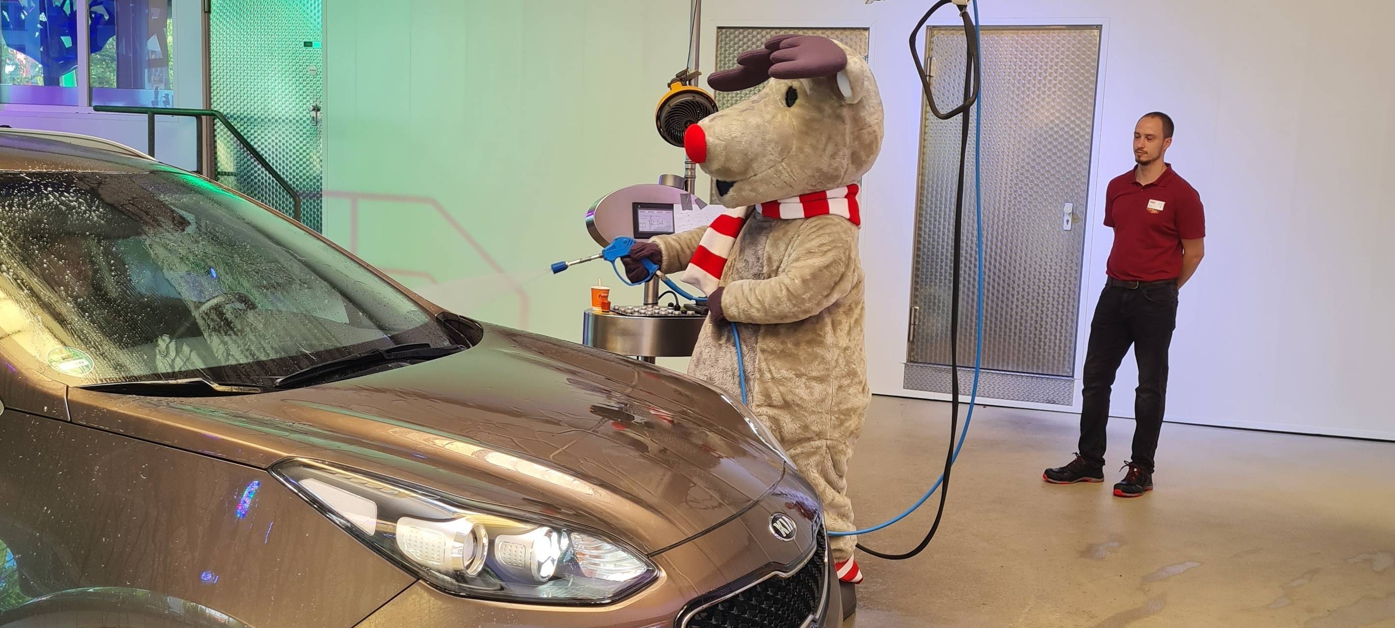 Elch Emil wäscht die Autos beim Radio Essen-Verkehrsmeldertag