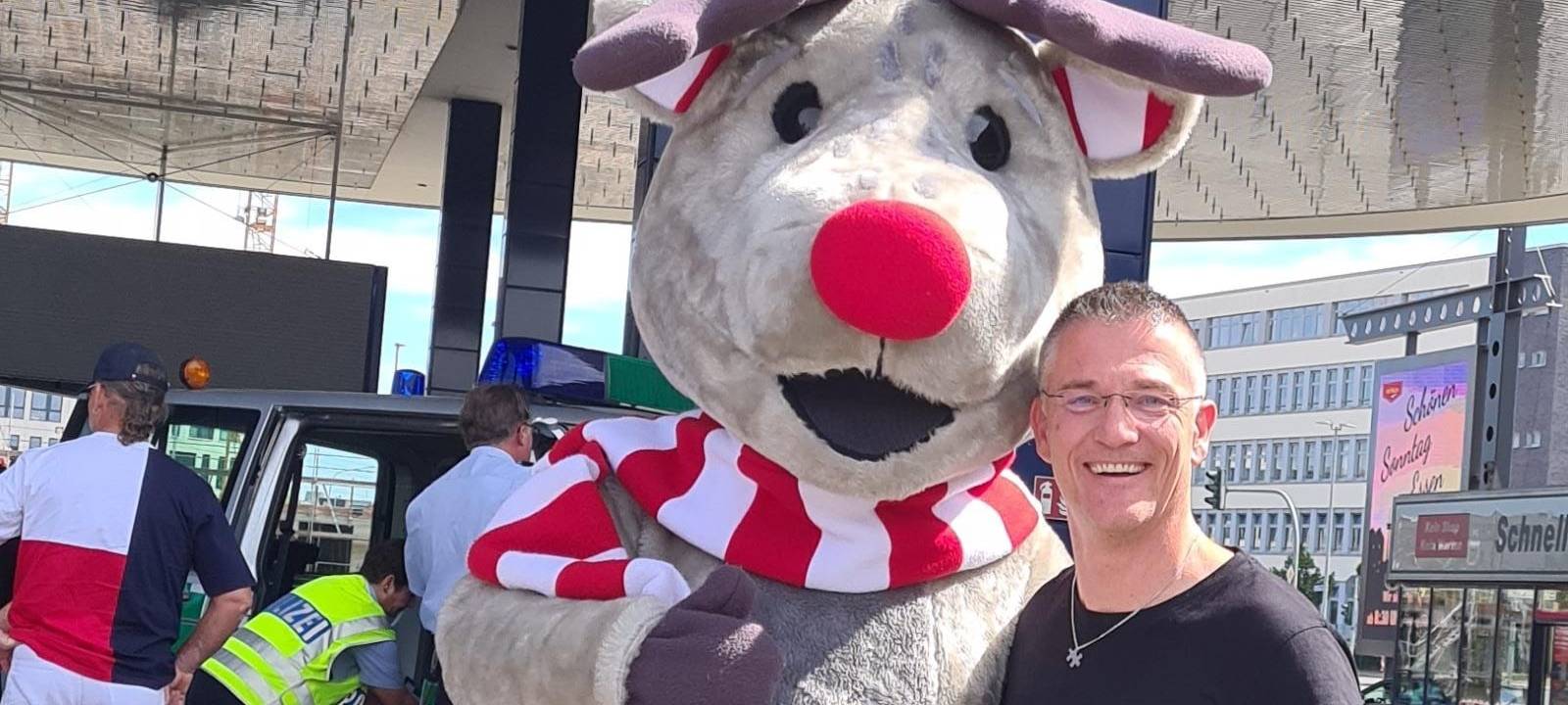 Es gibt Fotos mit Radio Essen-Maskottchen Emil dem Plüsch-Elch.