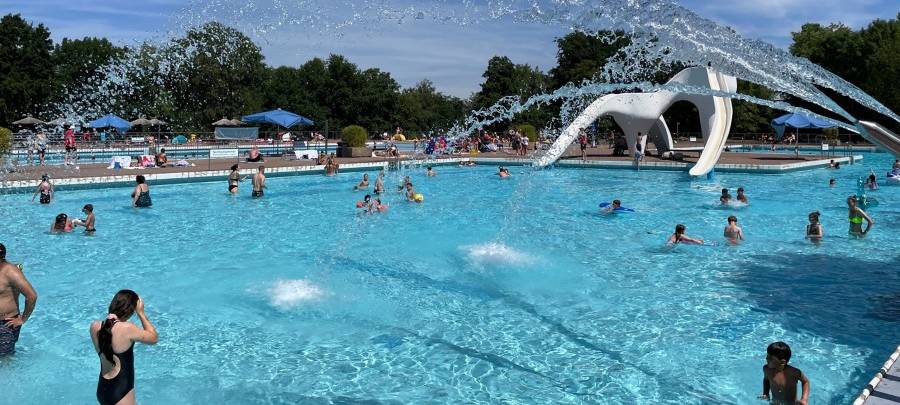 Die Freibadsaison in Essen läuft bisher sehr gut. Die Freibäder sind so voll wie vor Corona.