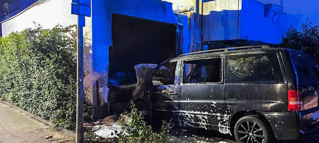 Essen: Kleinbus und Garage in Flammen - Feuerwehr kommt rechtzeitig