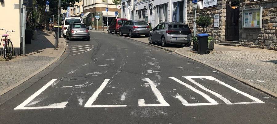 Essen: Mann malt falschen Zebrastreifen auf Fahrbahn