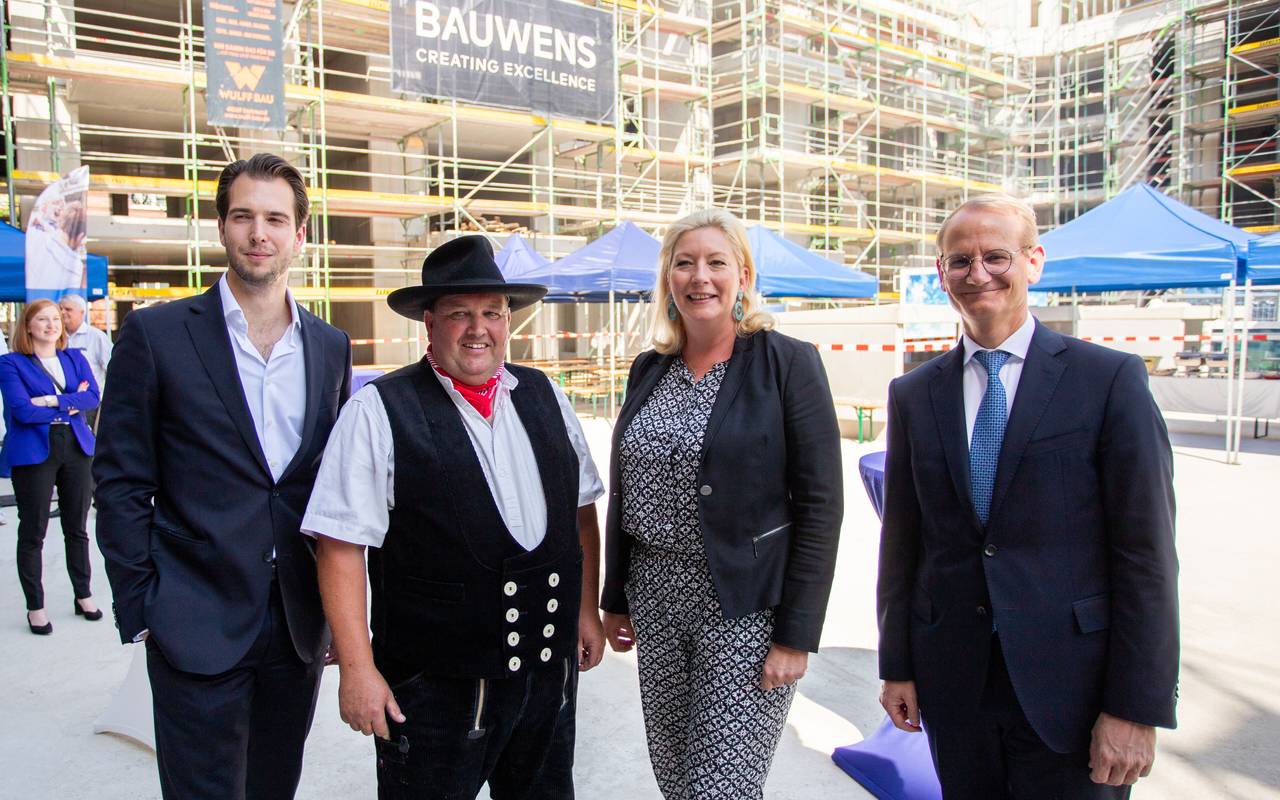 Bild (von links nach rechts): Fabian Bauwens-Adenauer (Geschäftsführender Gesellschafter Fa. Bauwens), Zimmermann (Name N.B.), Julia Jacob (1. Bürgermeisterin der Stadt Essen), Lars von Lackum (CEO LEG-SE)