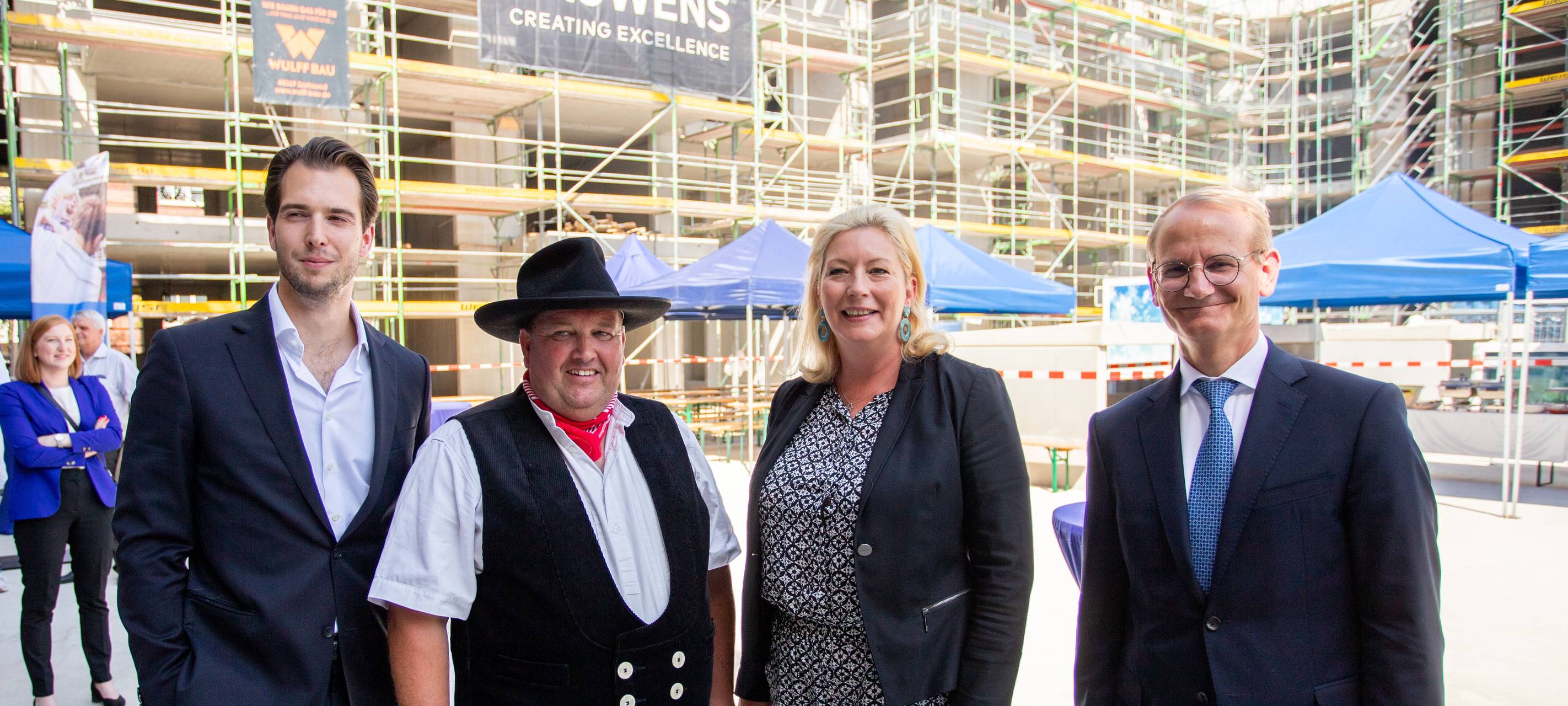 Bild (von links nach rechts): Fabian Bauwens-Adenauer (Geschäftsführender Gesellschafter Fa. Bauwens), Zimmermann (Name N.B.), Julia Jacob (1. Bürgermeisterin der Stadt Essen), Lars von Lackum (CEO LEG-SE)