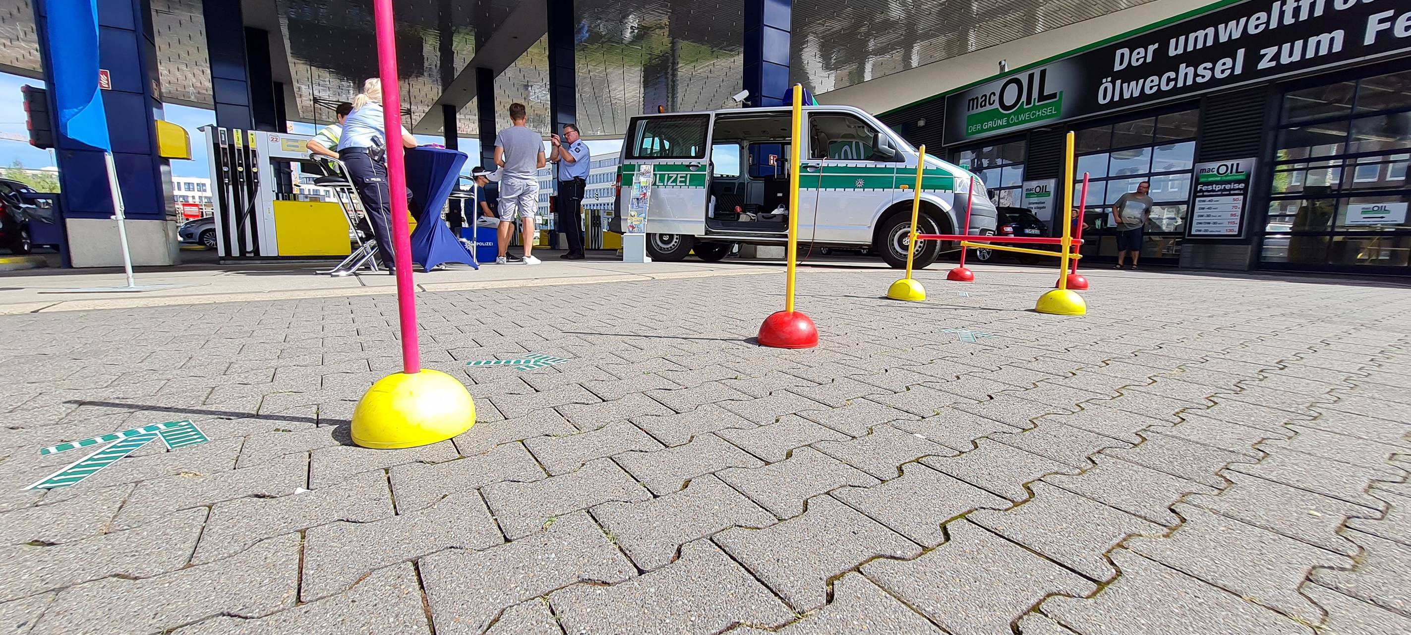 Polizei Essen mit einem virtuellen Promille-Parcours am Radio Essen-Verkehrsmeldertag.