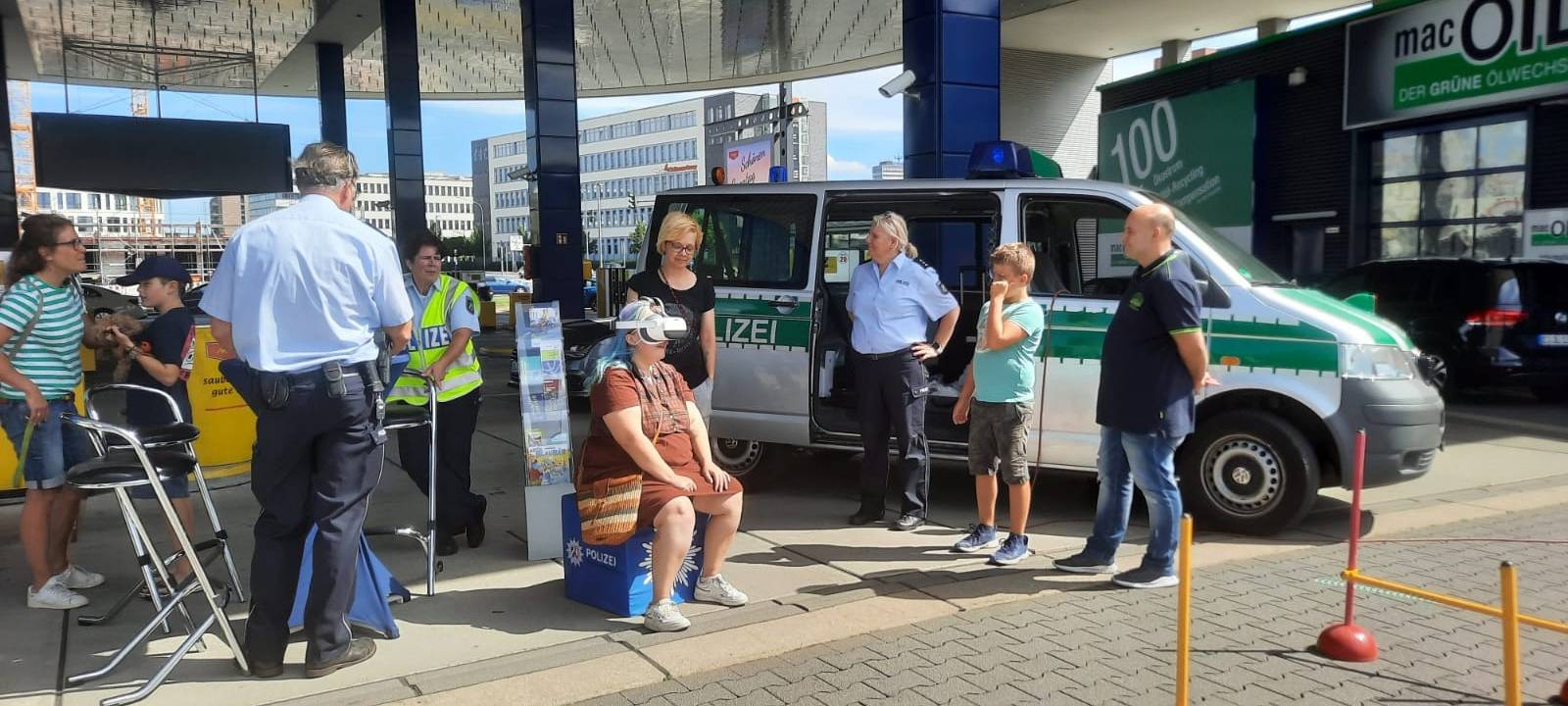Polizei Essen mit einem virutellen Promille-Parcours am Radio Essen-Verkehrsmeldertag.