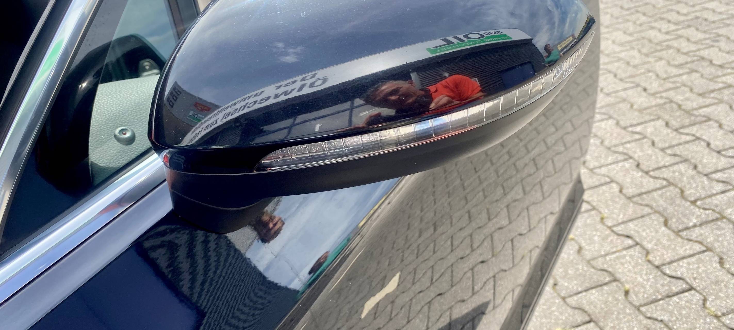 Seitenspiegel an Auto in Waschanlage repariert