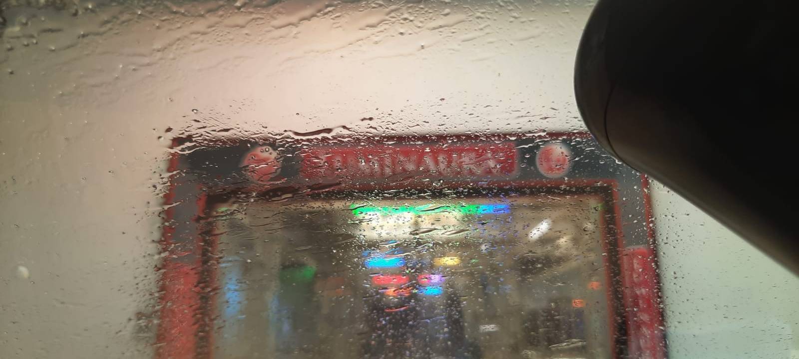 Waschanlage am Radio Essen-Verkehrsmeldetag - Sicht durch die Windschutzscheibe