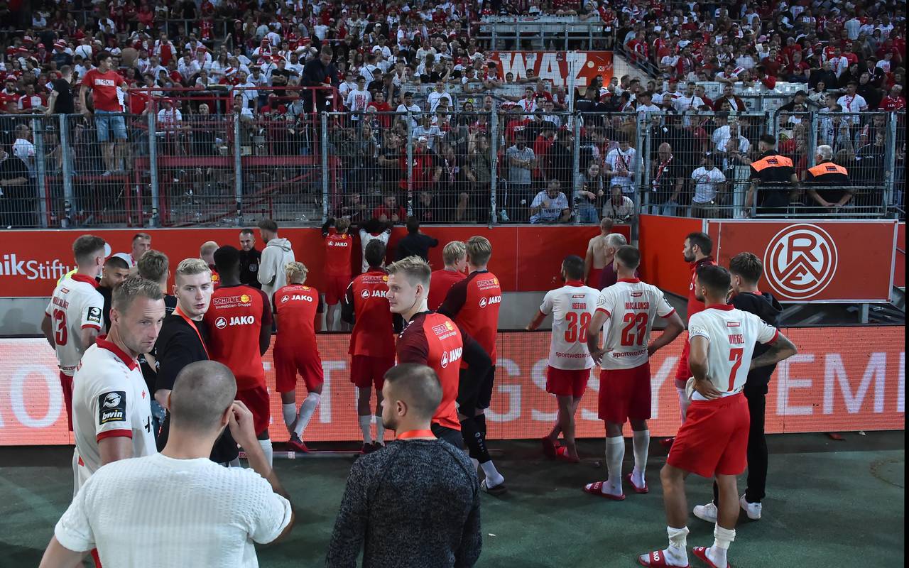 Spieler von Rot-Weiss Essen nach dem Spiel gegen Aue vor der Westtribüne 2022