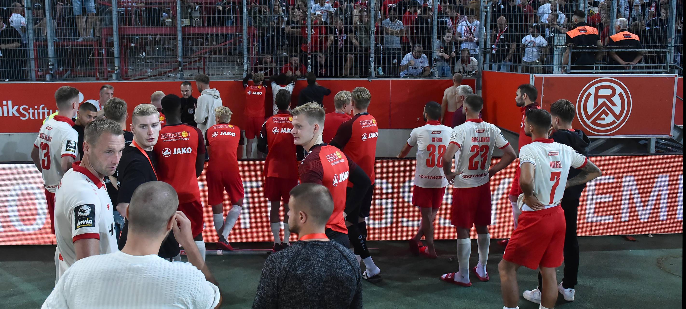 Spieler von Rot-Weiss Essen nach dem Spiel gegen Aue vor der Westtribüne 2022