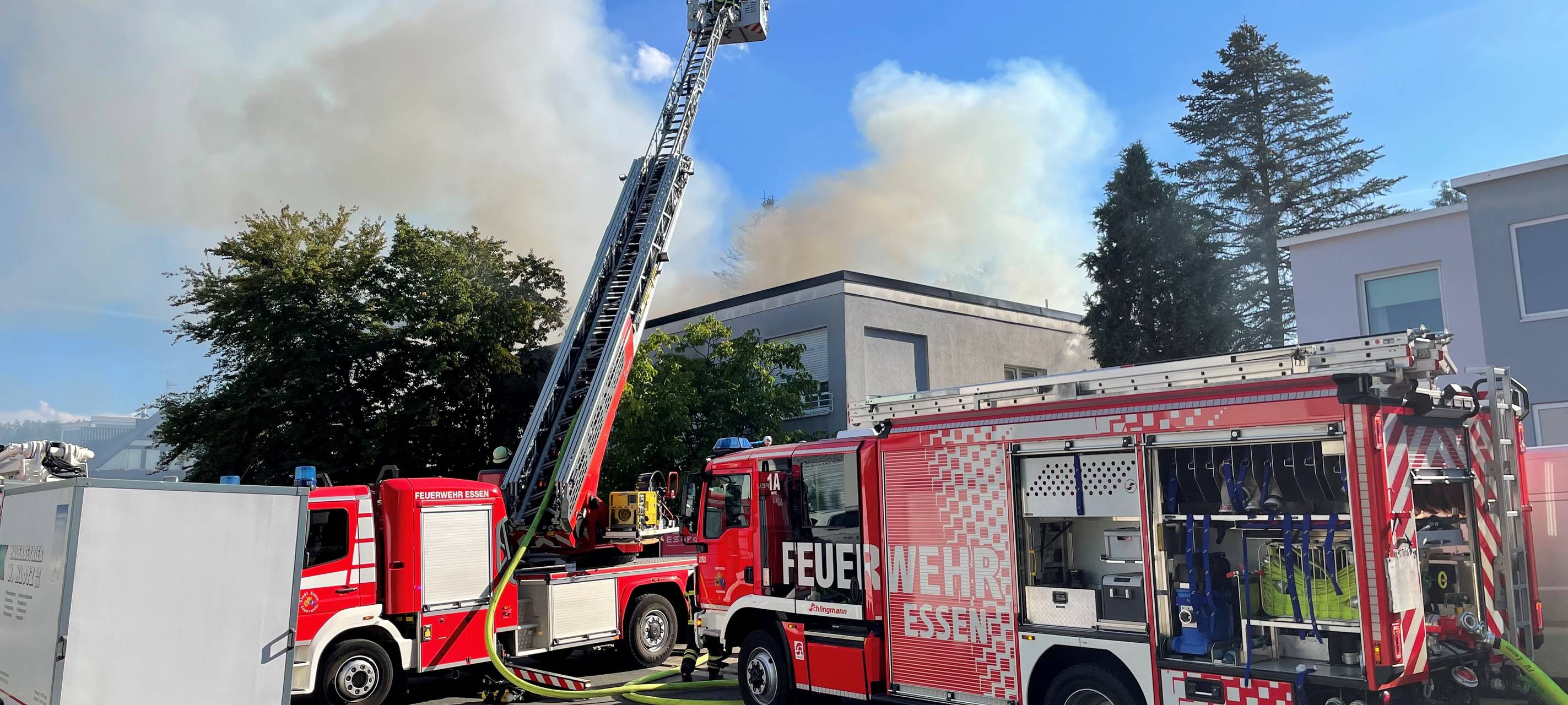 Wohnungsbrand in Essen: Flammen und Rauch zu sehen