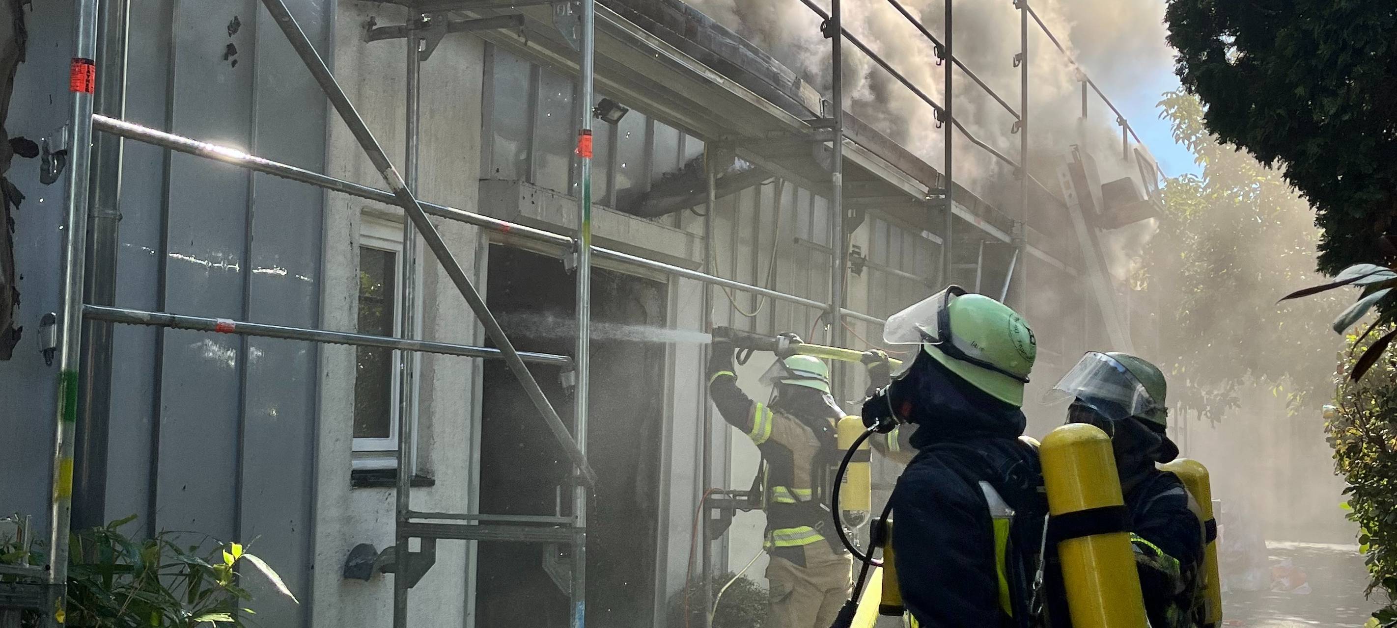 Lagerhalle in Essen-Leithe brennt aus 2022