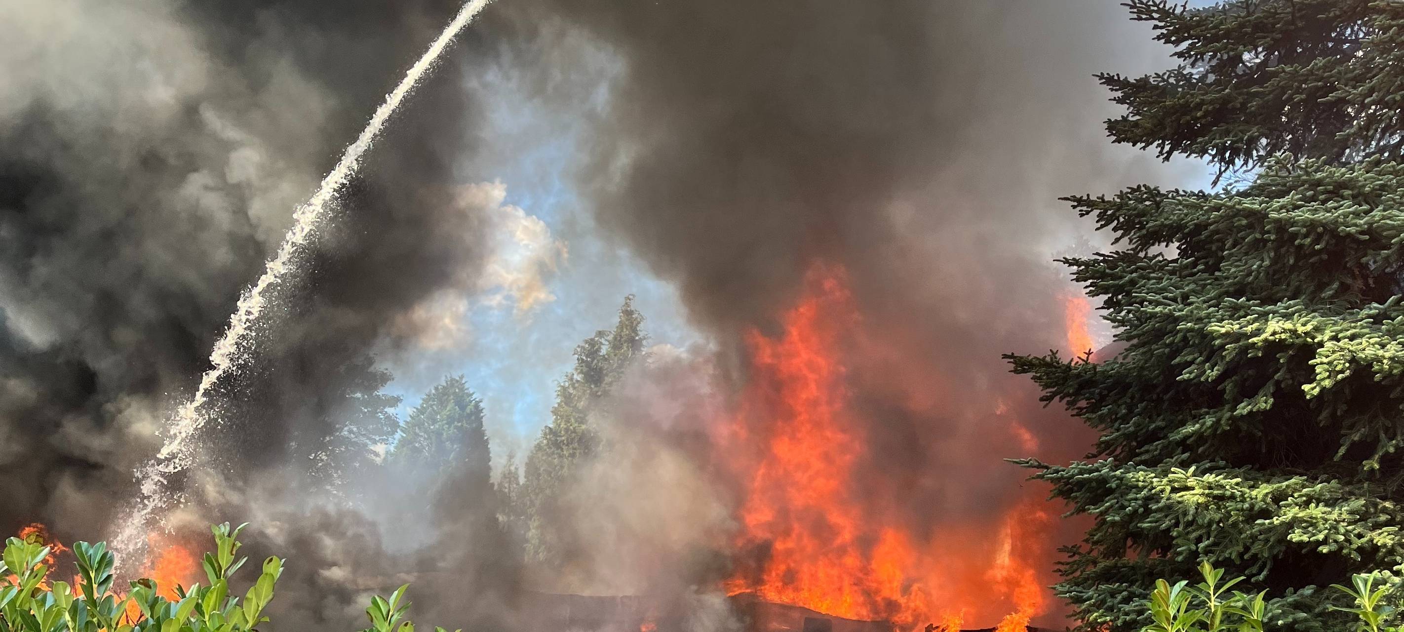Lagerhalle in Essen-Leithe brennt aus 2022