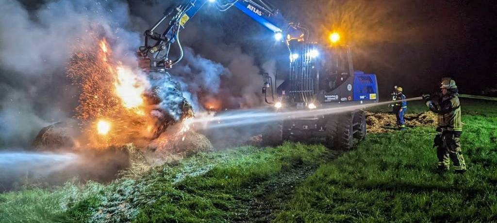 THW-Bagger hilft der Feuerwehr Essen