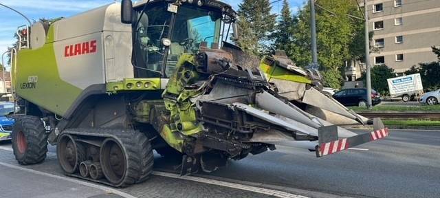 Essen: Mähdrescher behindert Feierabendverkehr