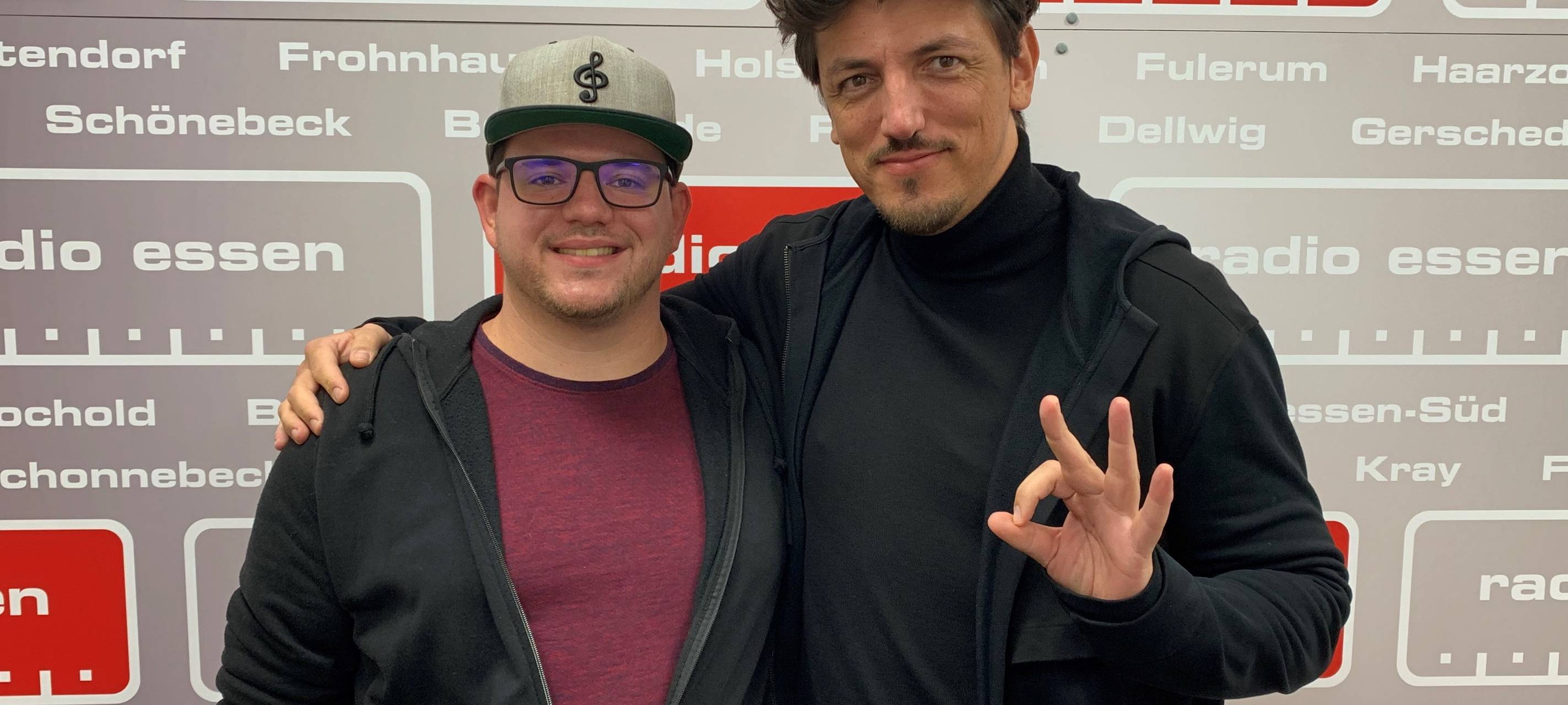 Mentalmagier Mirko Matira aus Essen (r.) mit Moderator Tobi Bitter