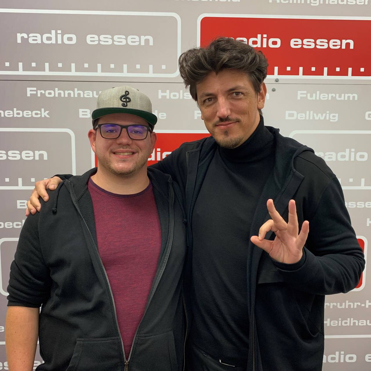 Mentalmagier Mirko Matira aus Essen (r.) mit Moderator Tobi Bitter