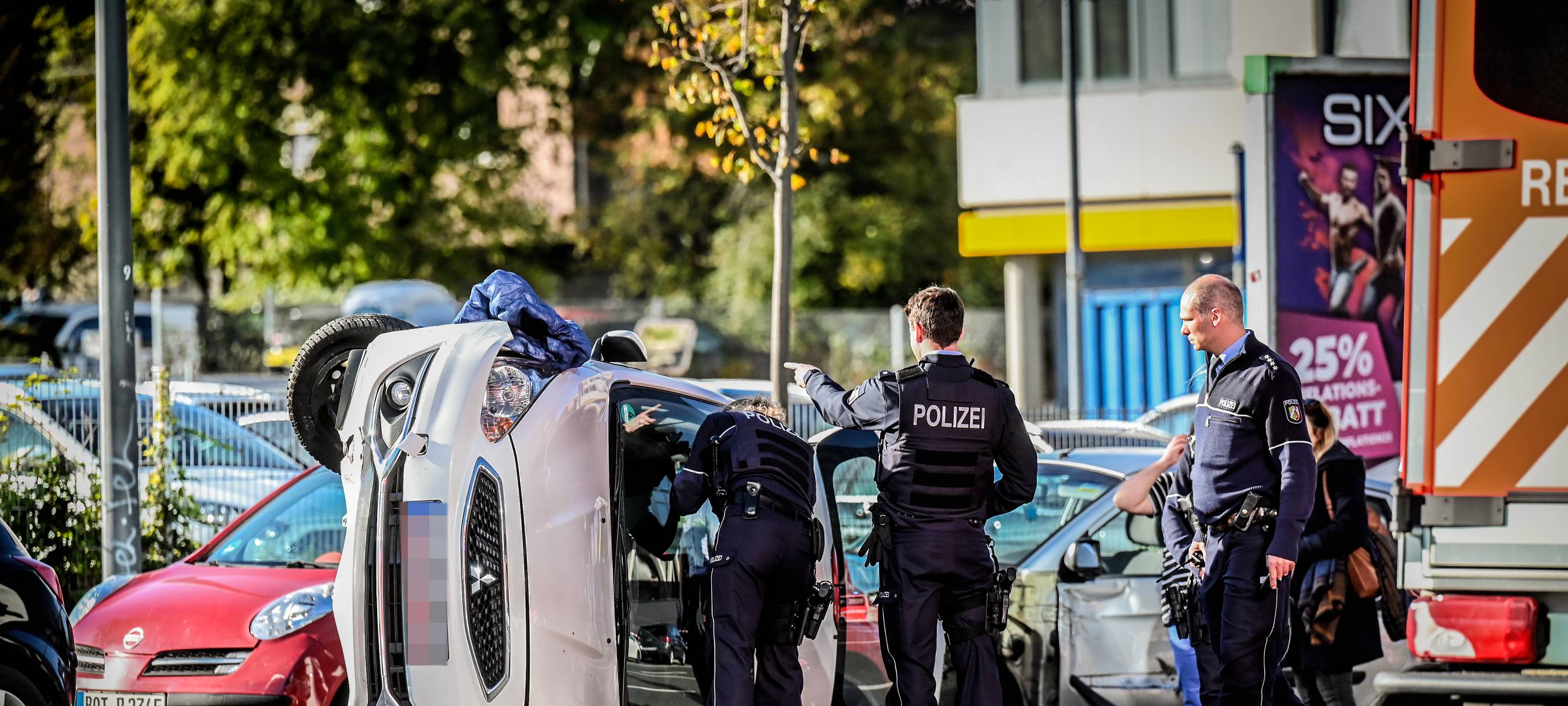 Schwerer Autounfall in Essen: Auto überschlägt sich