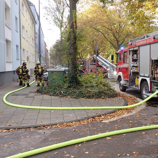 Blick auf die Einsatzstelle der Feuerwehr Essen in der Altenessener Straße. 