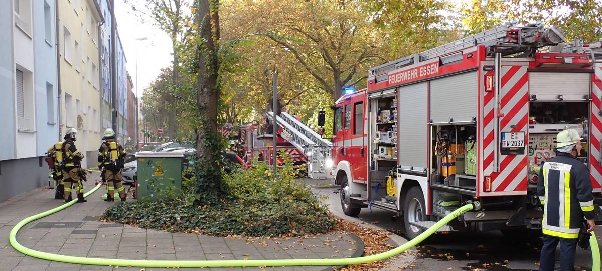 Blick auf die Einsatzstelle der Feuerwehr Essen in der Altenessener Straße.