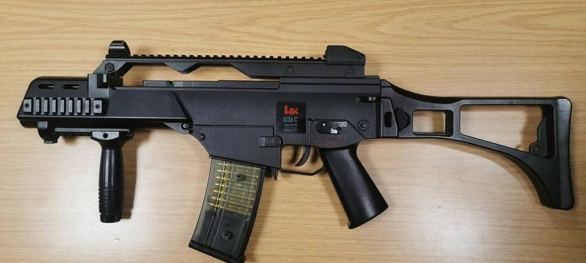 Im Essener Hauptbahnhof hat an Halloween ein junger Mann mit einem täuschend echt aussehenden Sturmgewehr für einen Polizeieinsatz gesorgt.