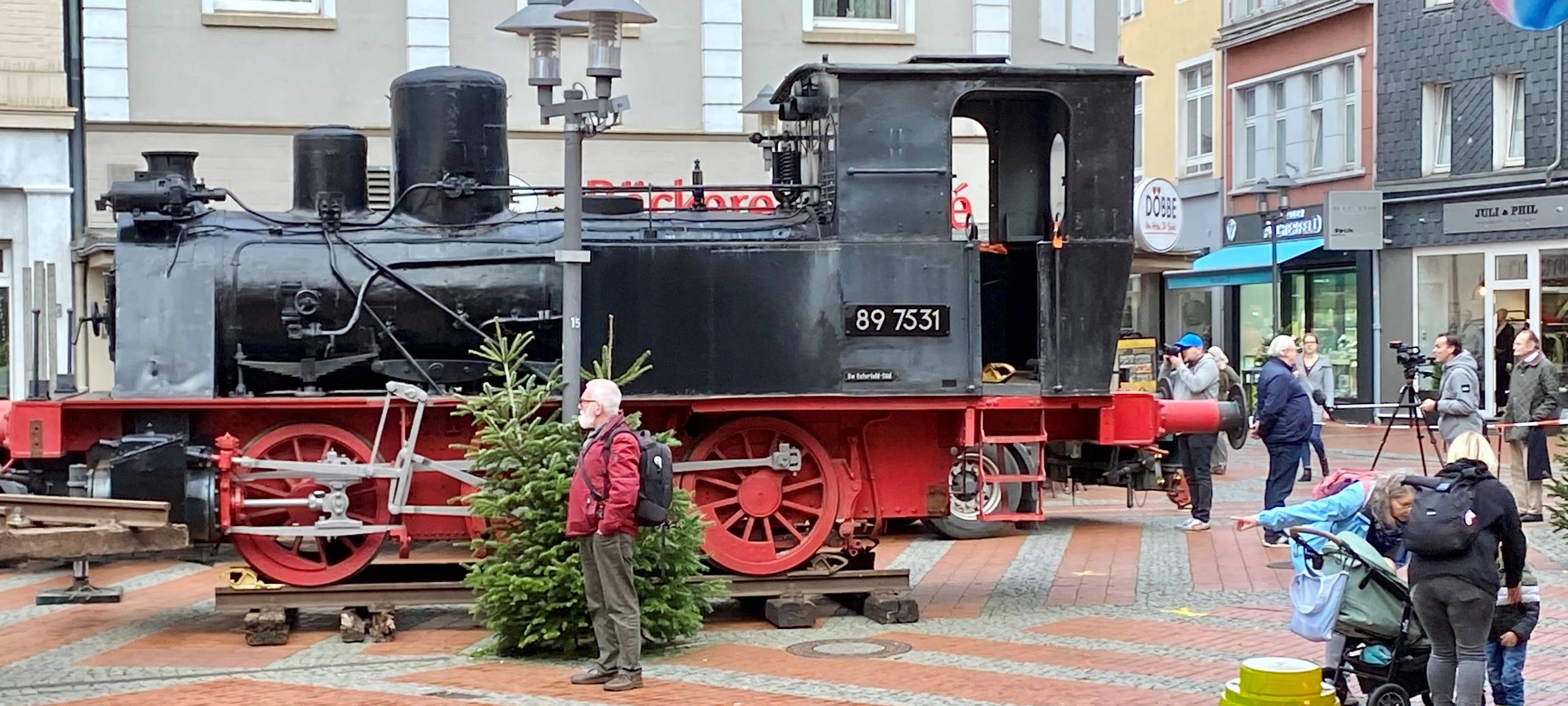 Antike Dampflok auf Weihnachtsmarkt in Essen