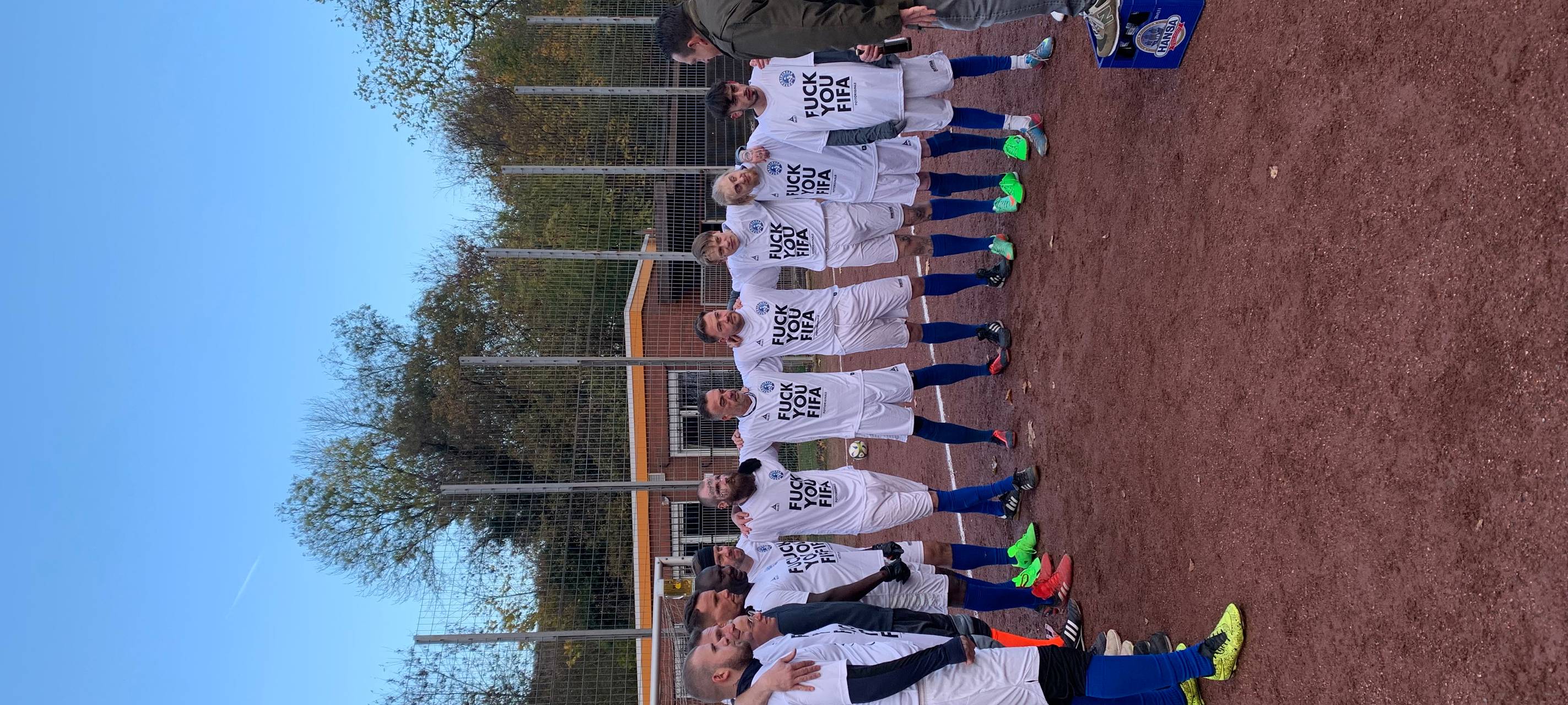 WM-Protest in Essen: Deutsche NACKTionalmannschaft spielt als Statement