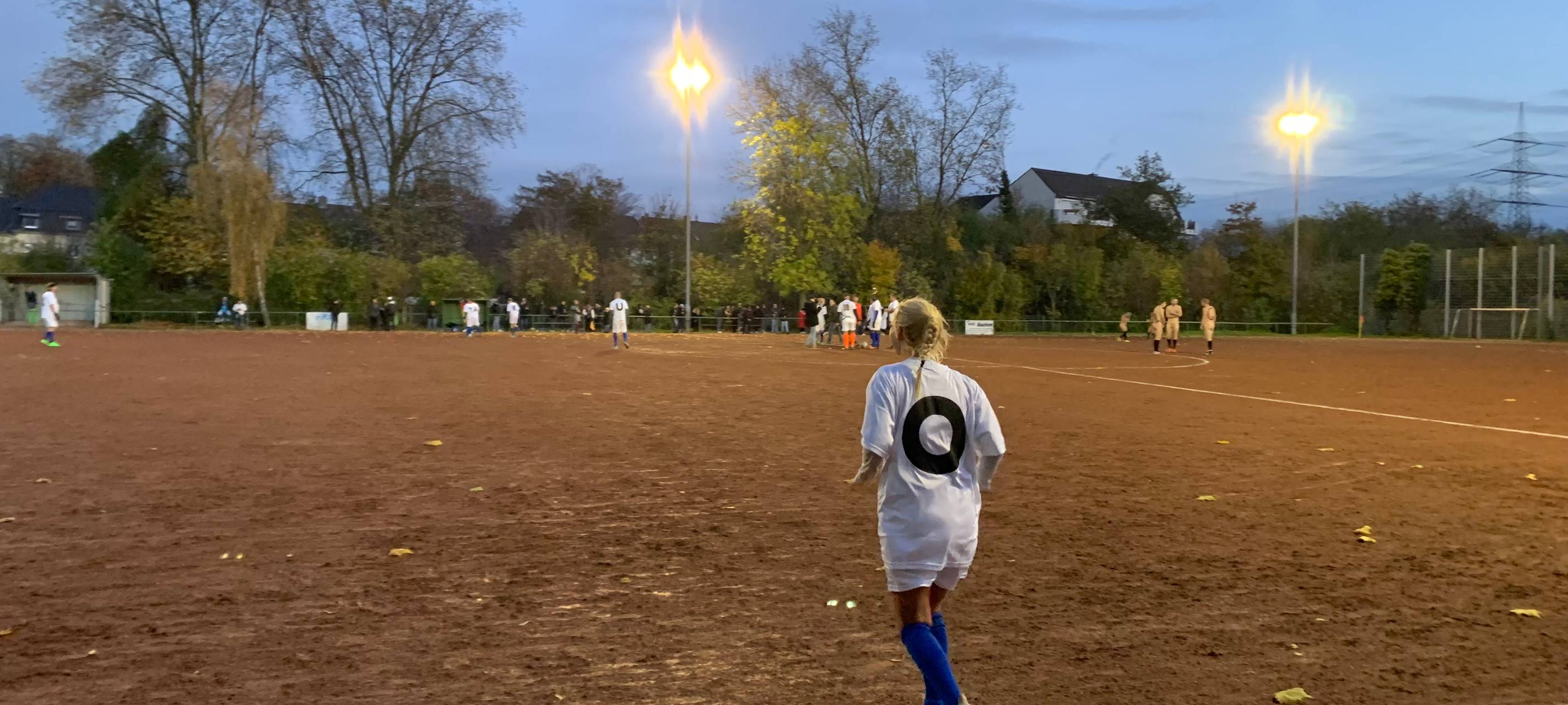 WM-Protest in Essen: Deutsche NACKTionalmannschaft spielt als Statement