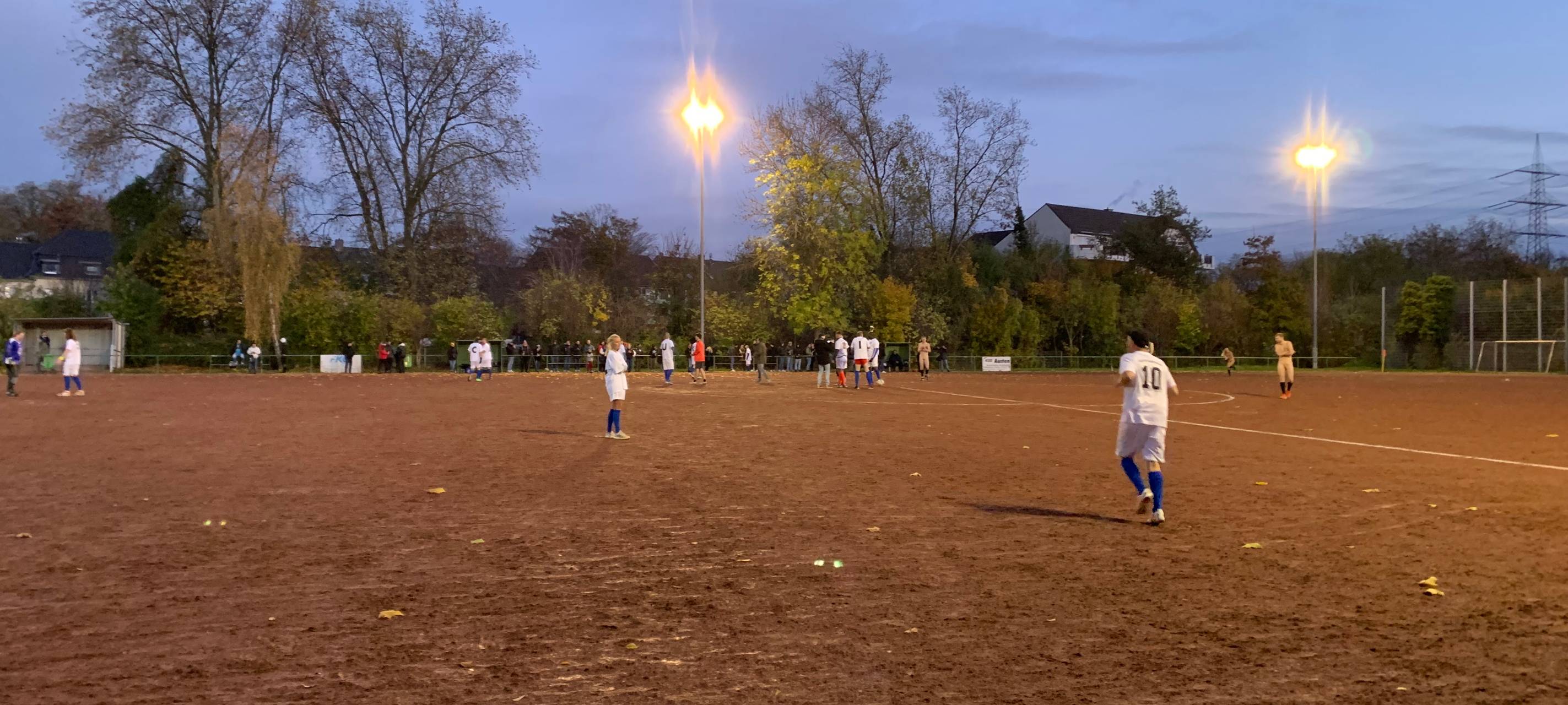WM-Protest in Essen: Deutsche NACKTionalmannschaft spielt als Statement