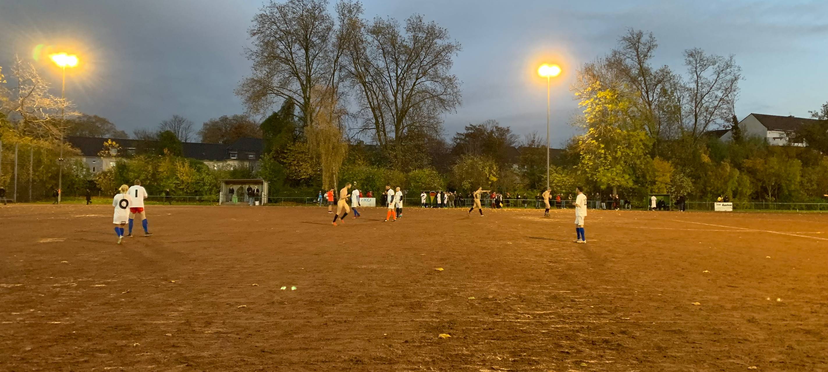 WM-Protest in Essen: Deutsche NACKTionalmannschaft spielt als Statement