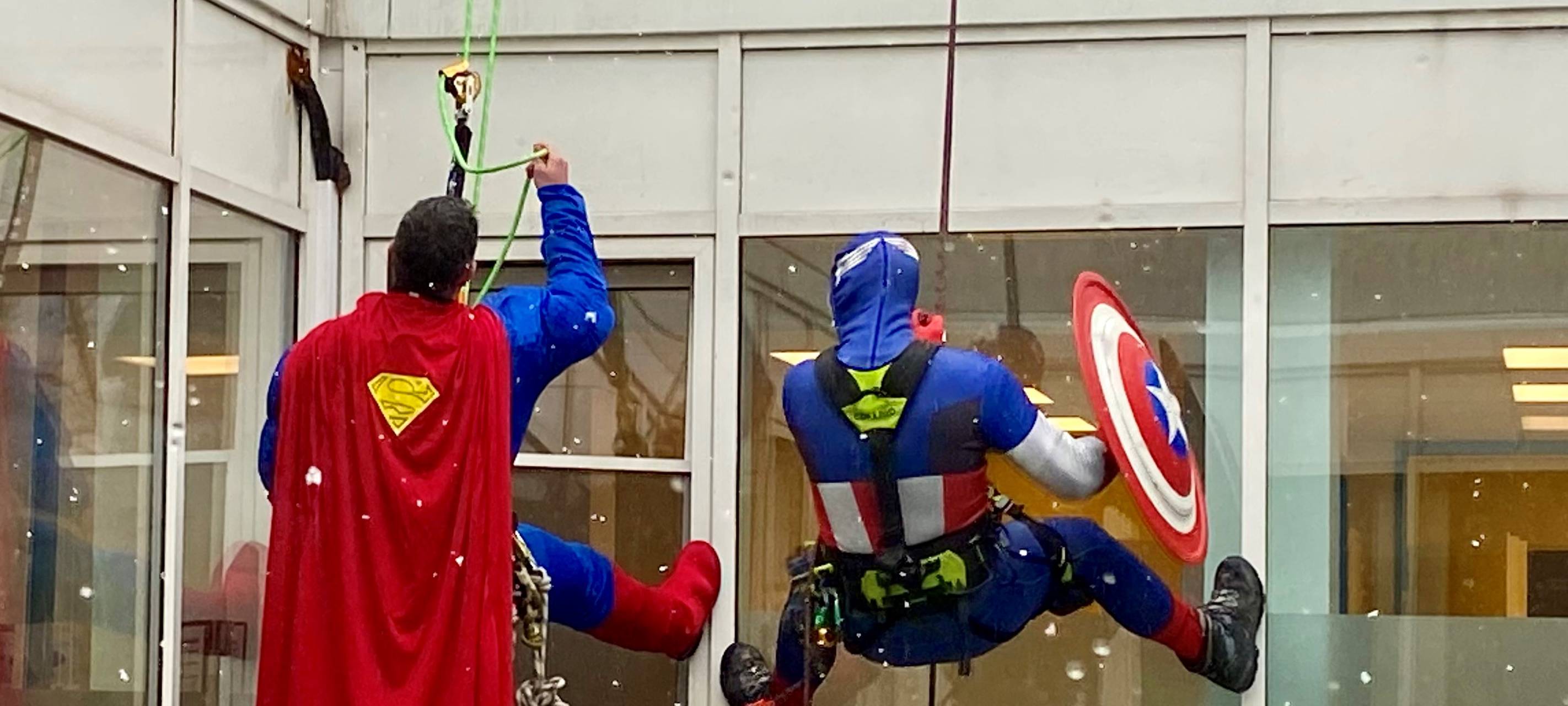 Spektakuläre Aktion in Essen: Superhelden seilen sich von Kinderkliniken ab