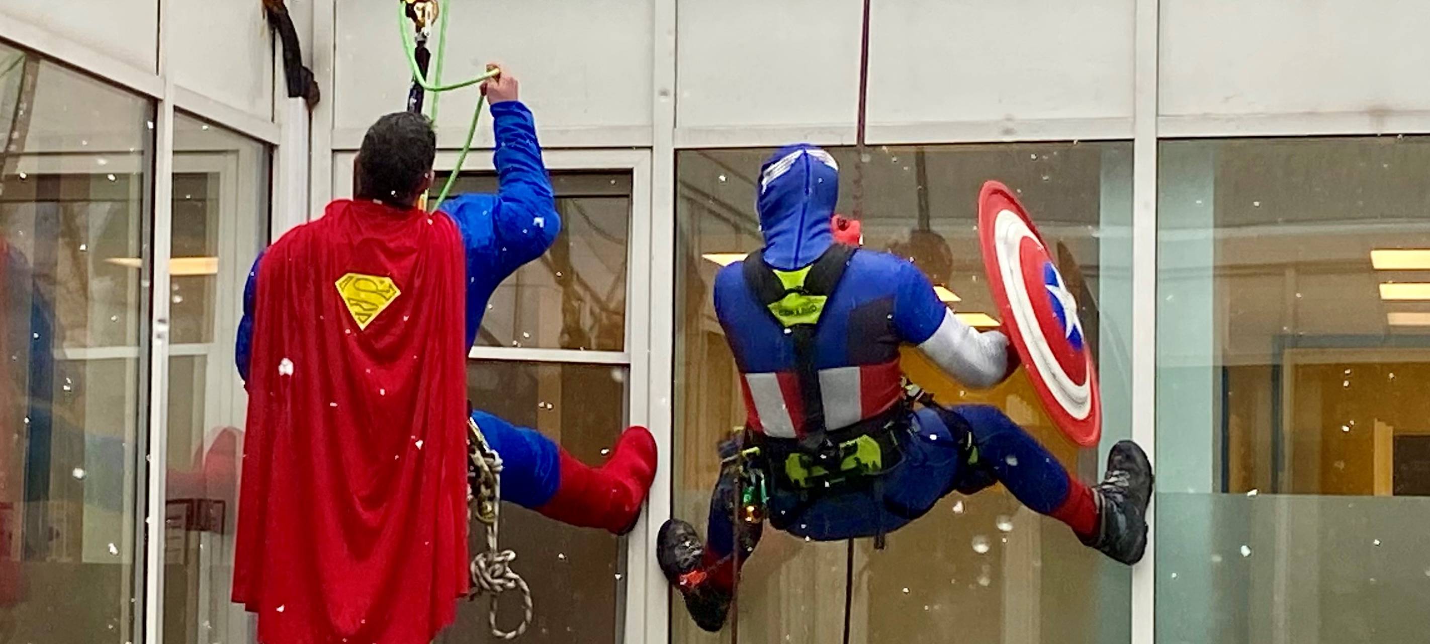 Superhelden in Essen seilen sich an Kinderklinik ab