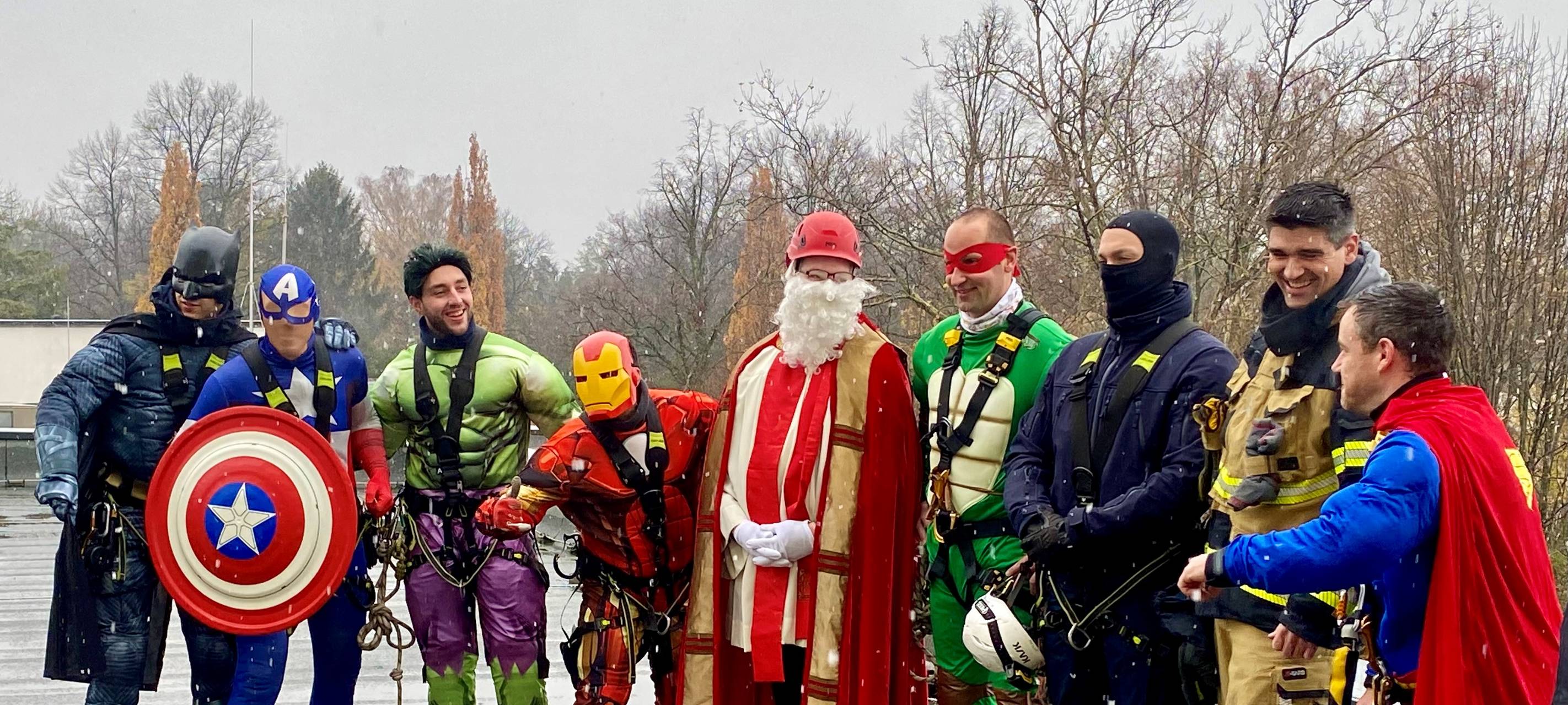 Spektakuläre Aktion in Essen: Superhelden seilen sich von Kinderkliniken ab