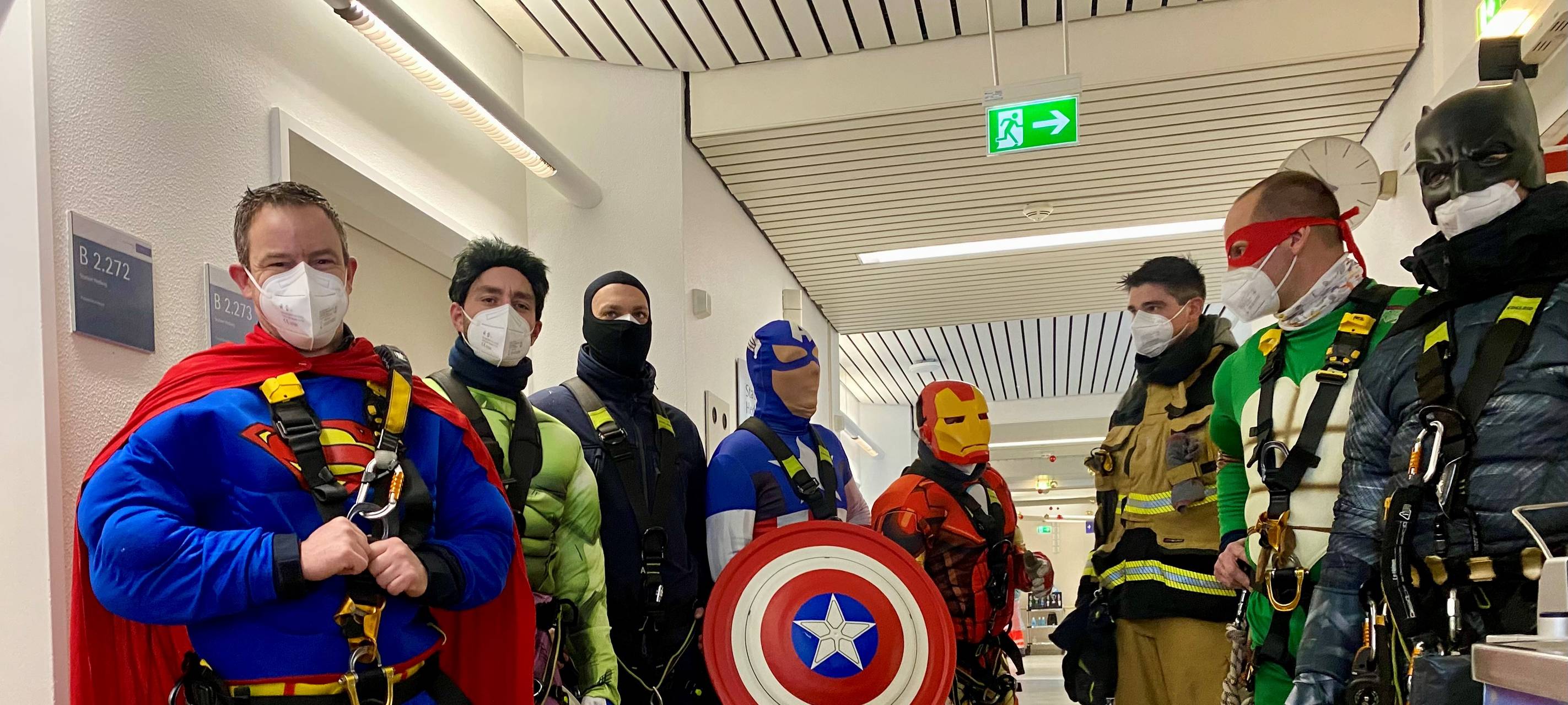 Spektakuläre Aktion in Essen: Superhelden seilen sich von Kinderkliniken ab